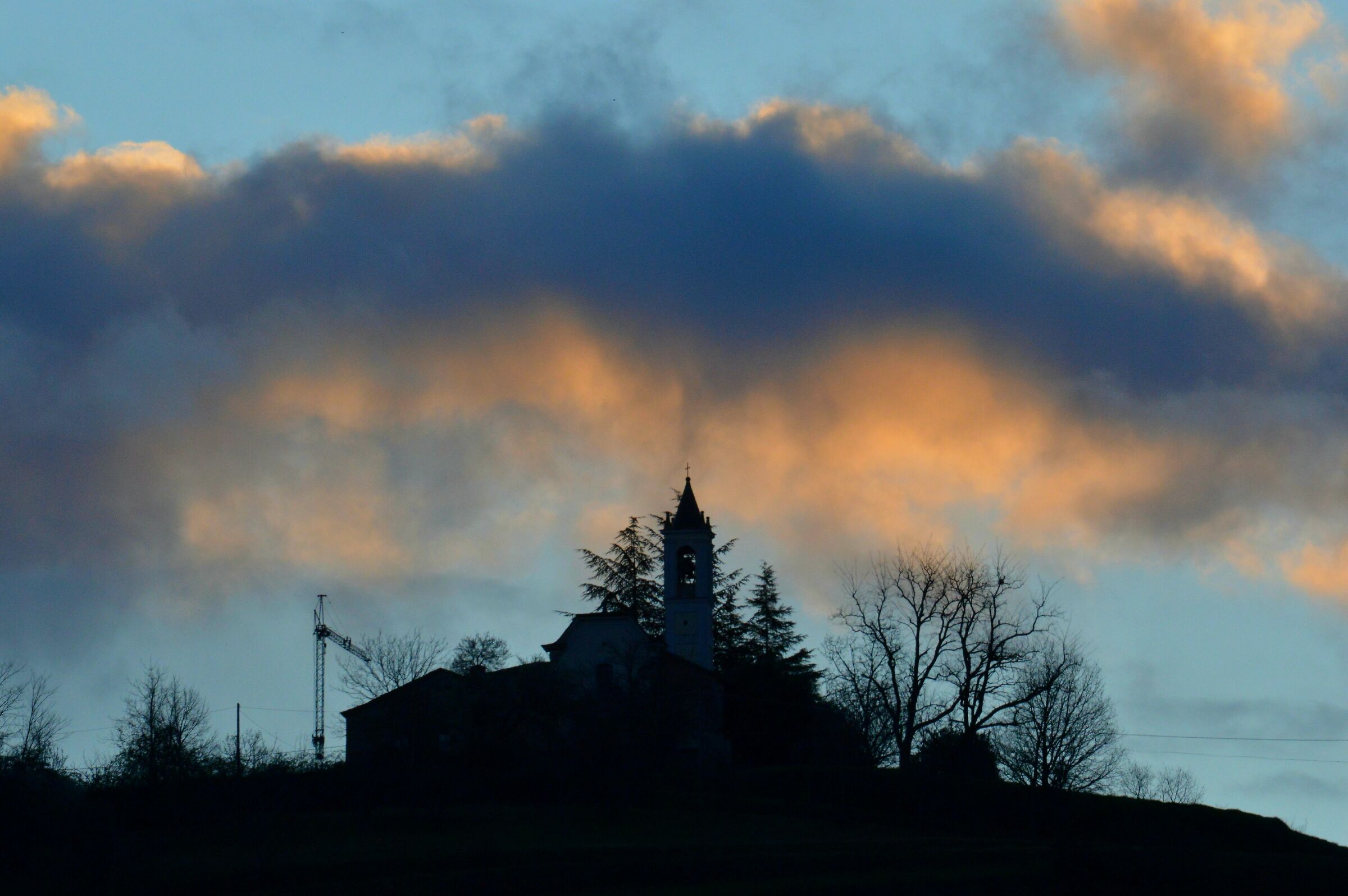 Chiesetta e nuvole