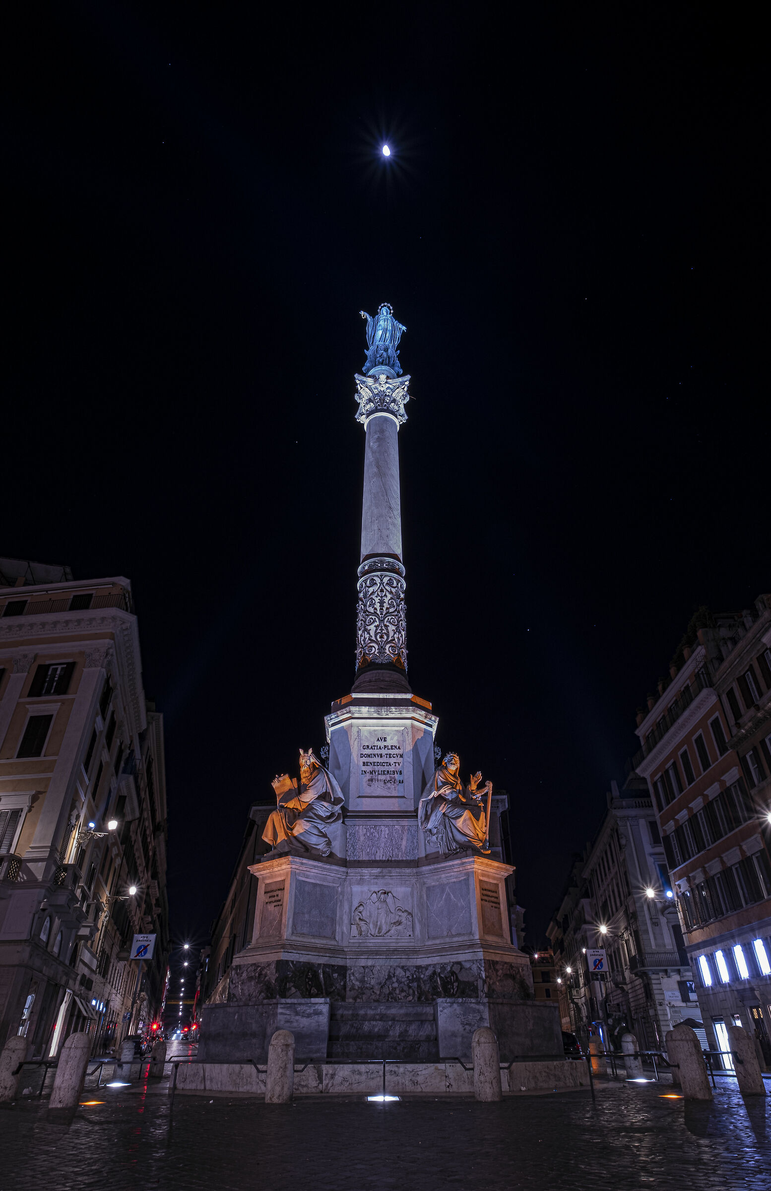 L'immacolata e la luna