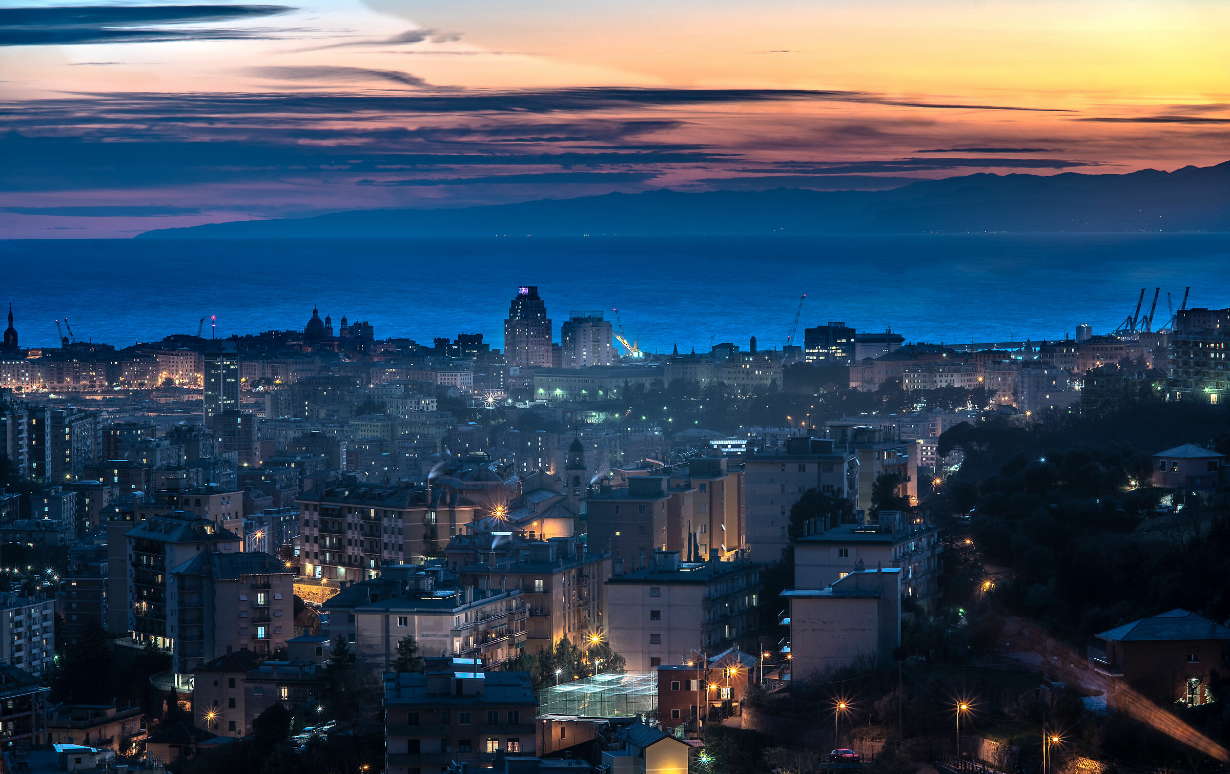 Cala la notte sulla città