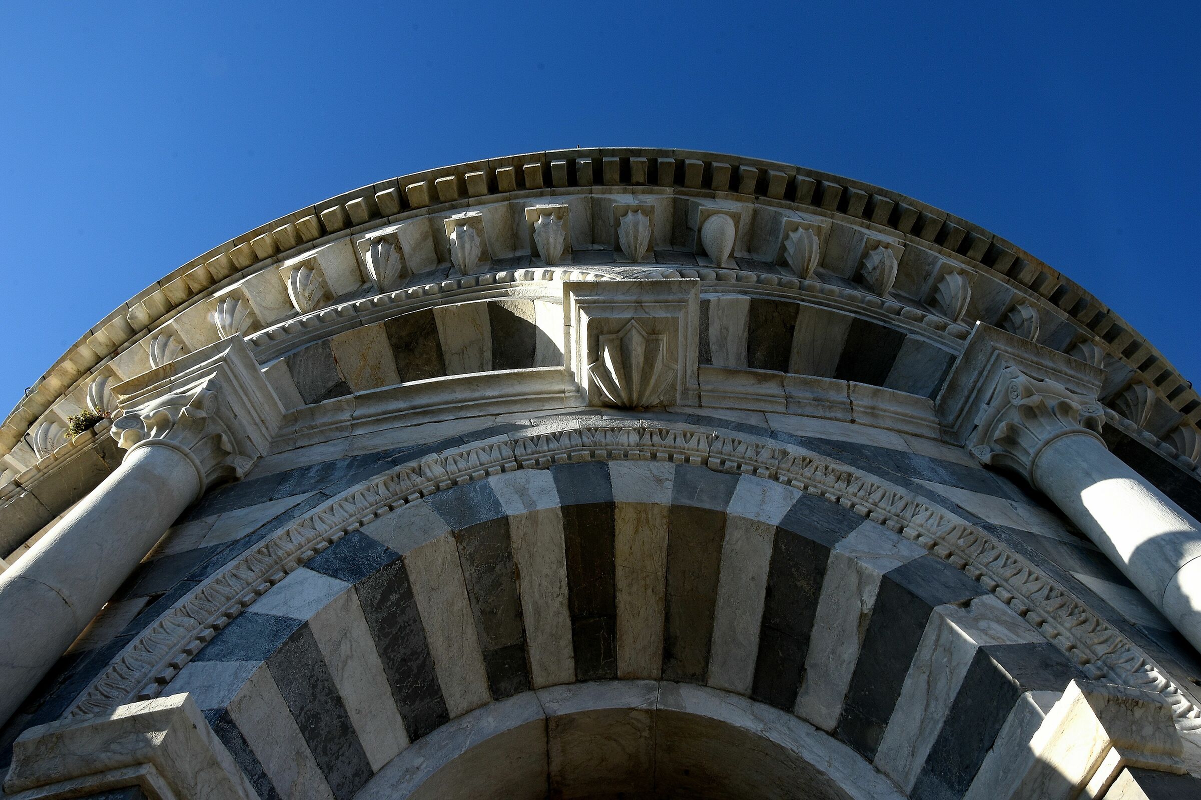Arco su sfondo azzurro