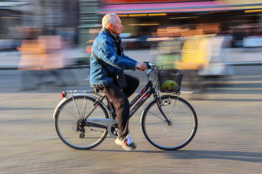 Nonno panning in Piazza Bra