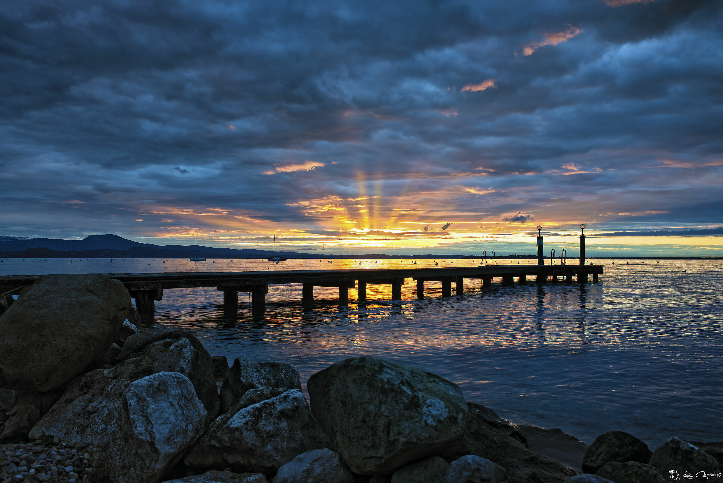 I primi raggi di sole sul lago di Garda