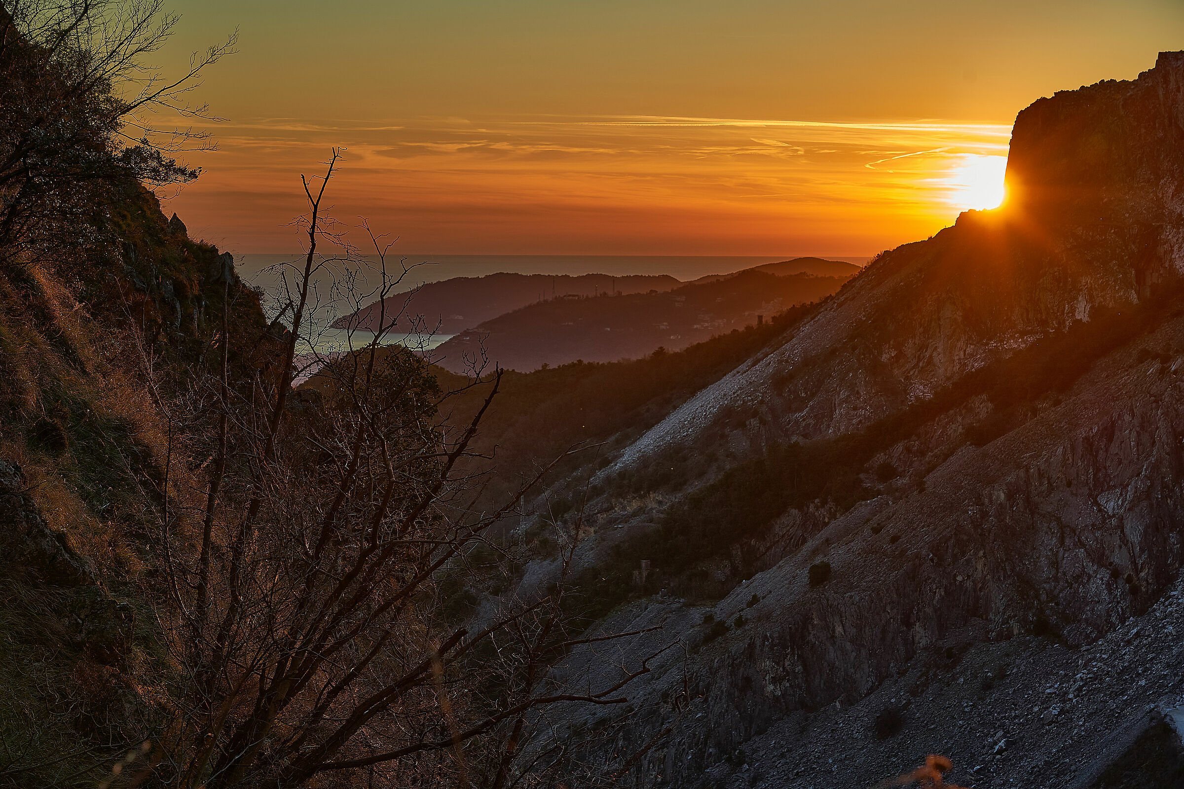 Cala la sera sulle cave di Carrara