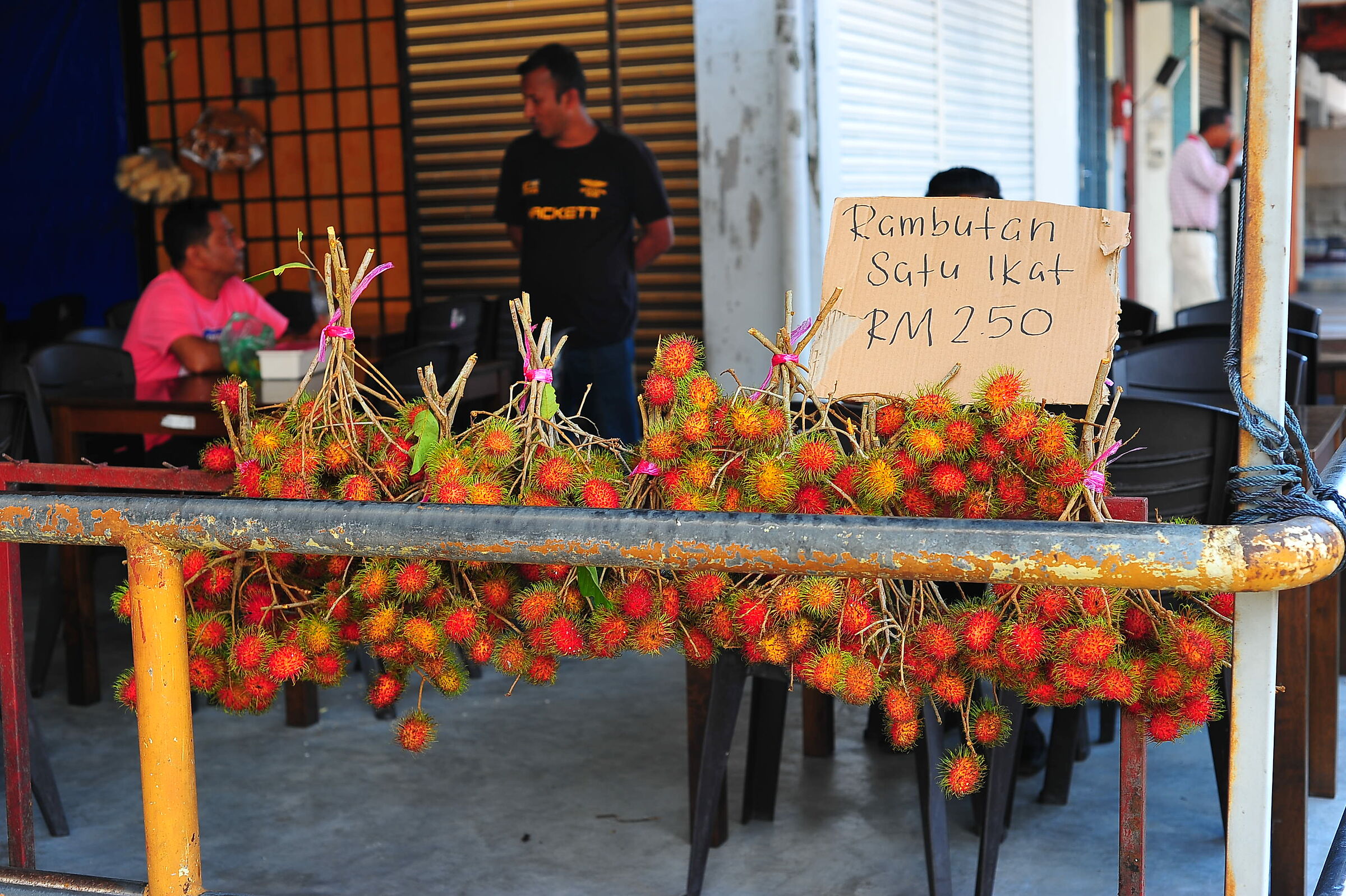 Un frutto tropicale chiamato rambutan.