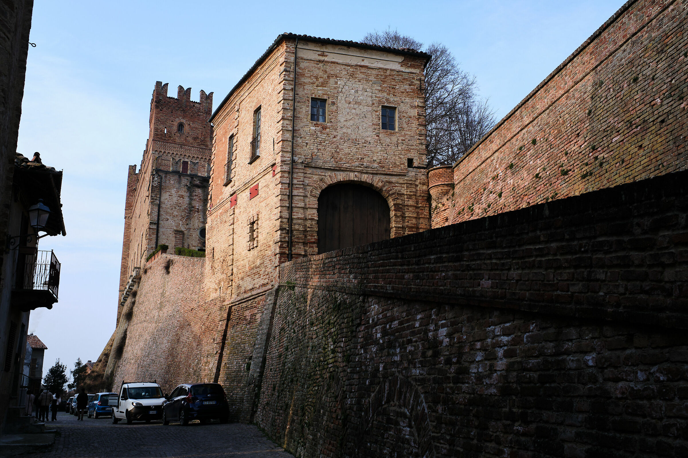 Il Castello di Montemagno (at)