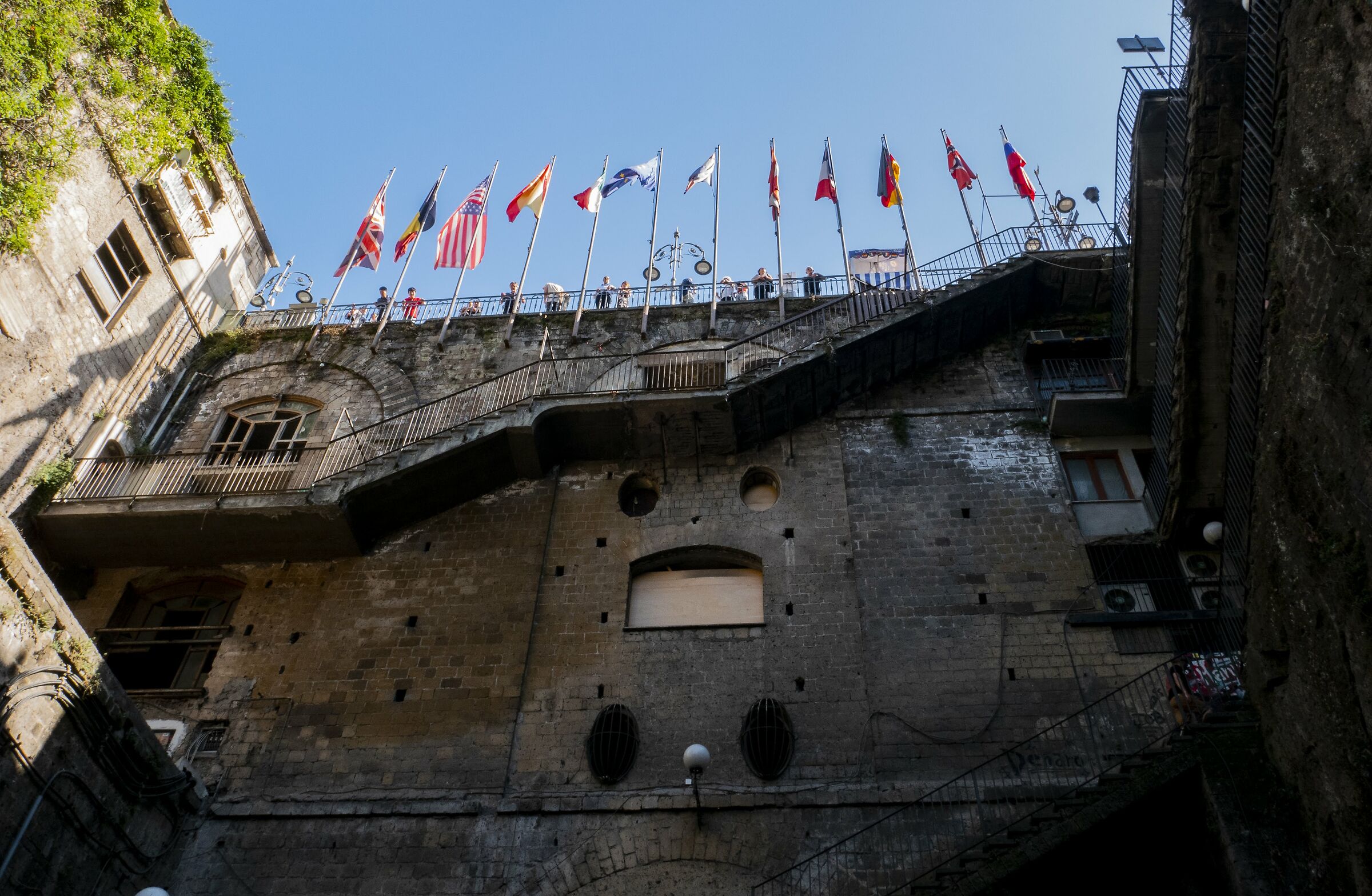 Balconata con bandiere