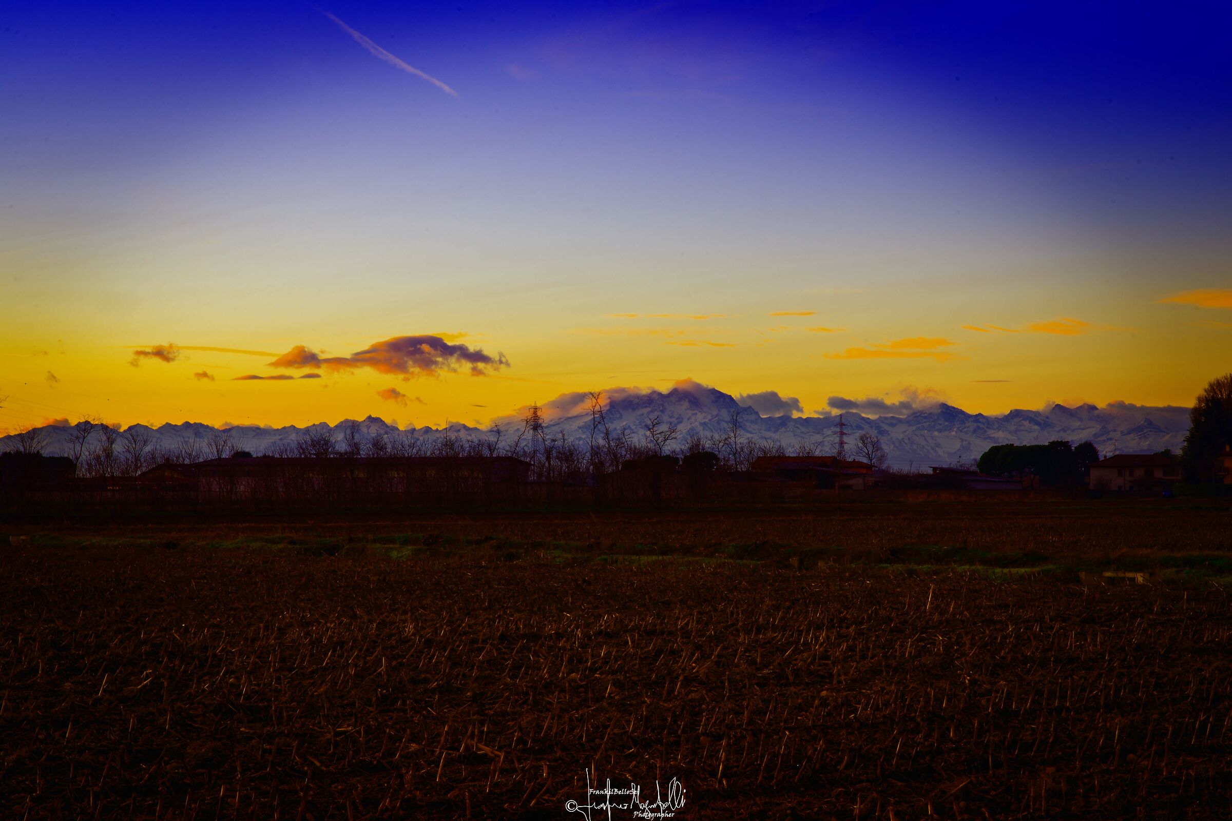 Tramonto con montagne sullo sfondo