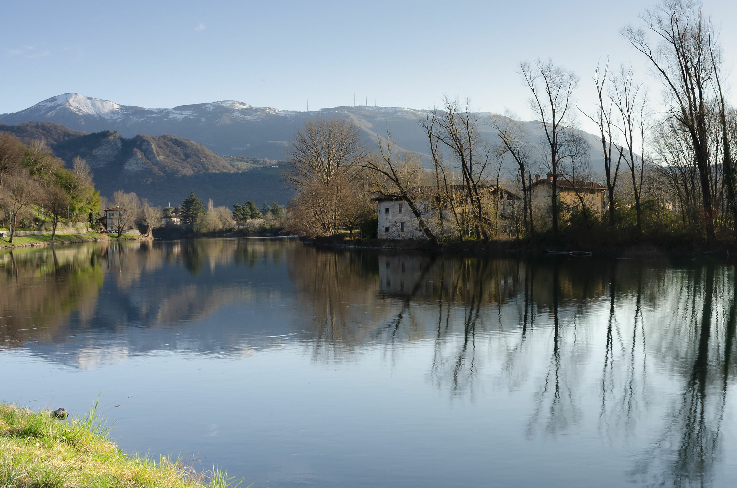 Cascinale lungo il fiume