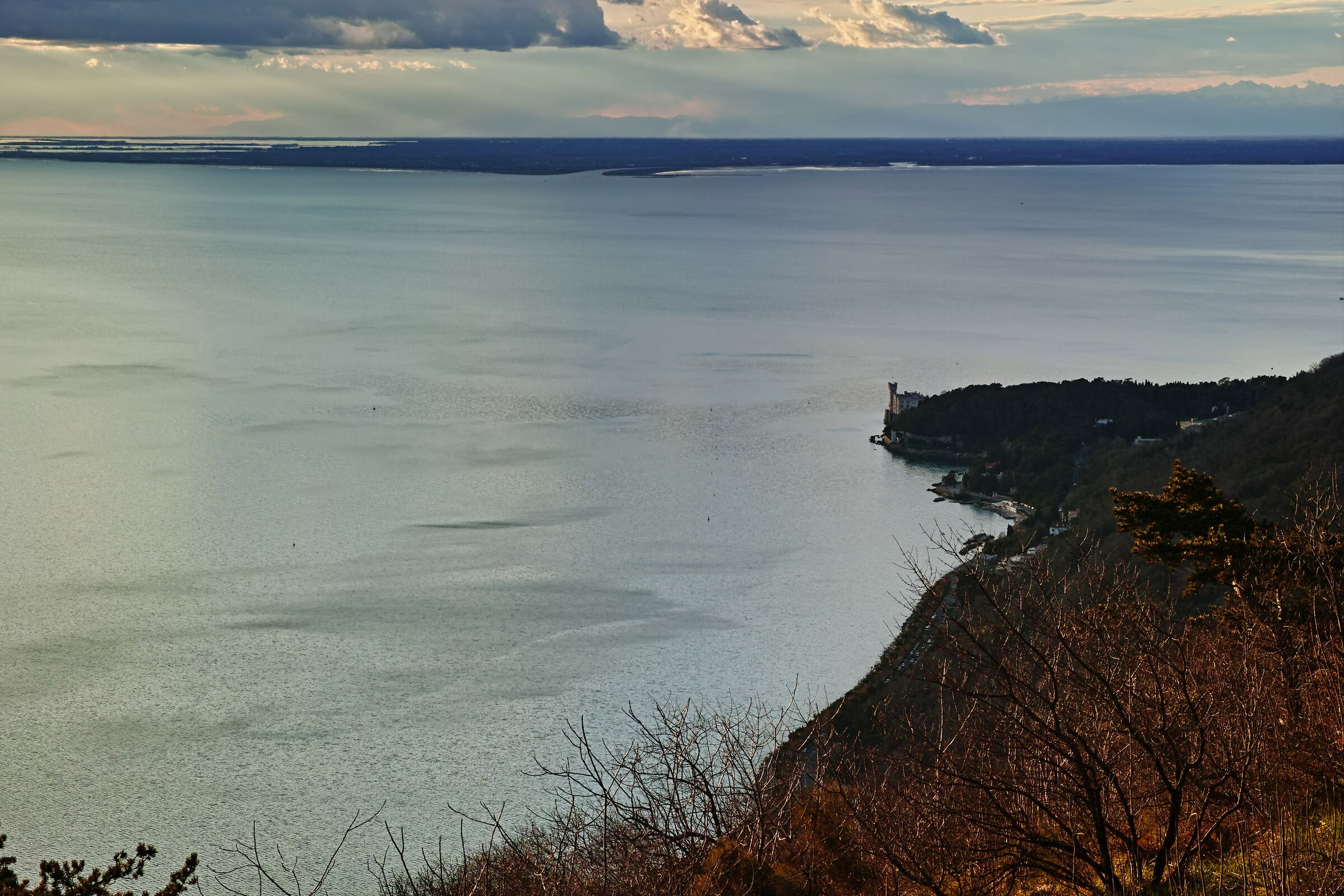 il castello di Miramare dal Santuiario di Monte Grisa