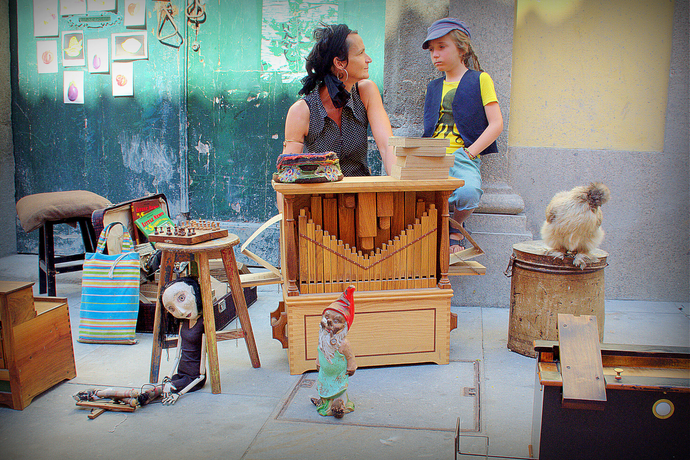 Porto, artisti di strada con gallina ... cotonata