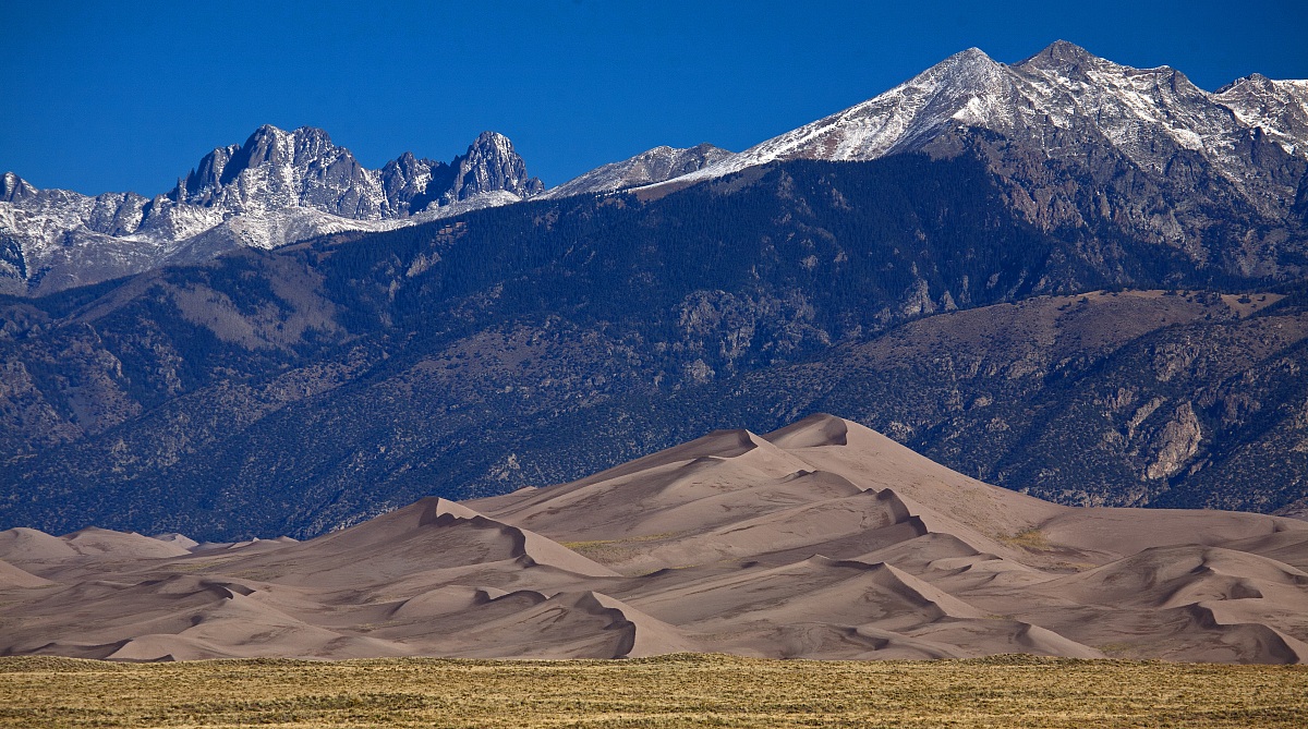 Dune di sabbia e montagne 1