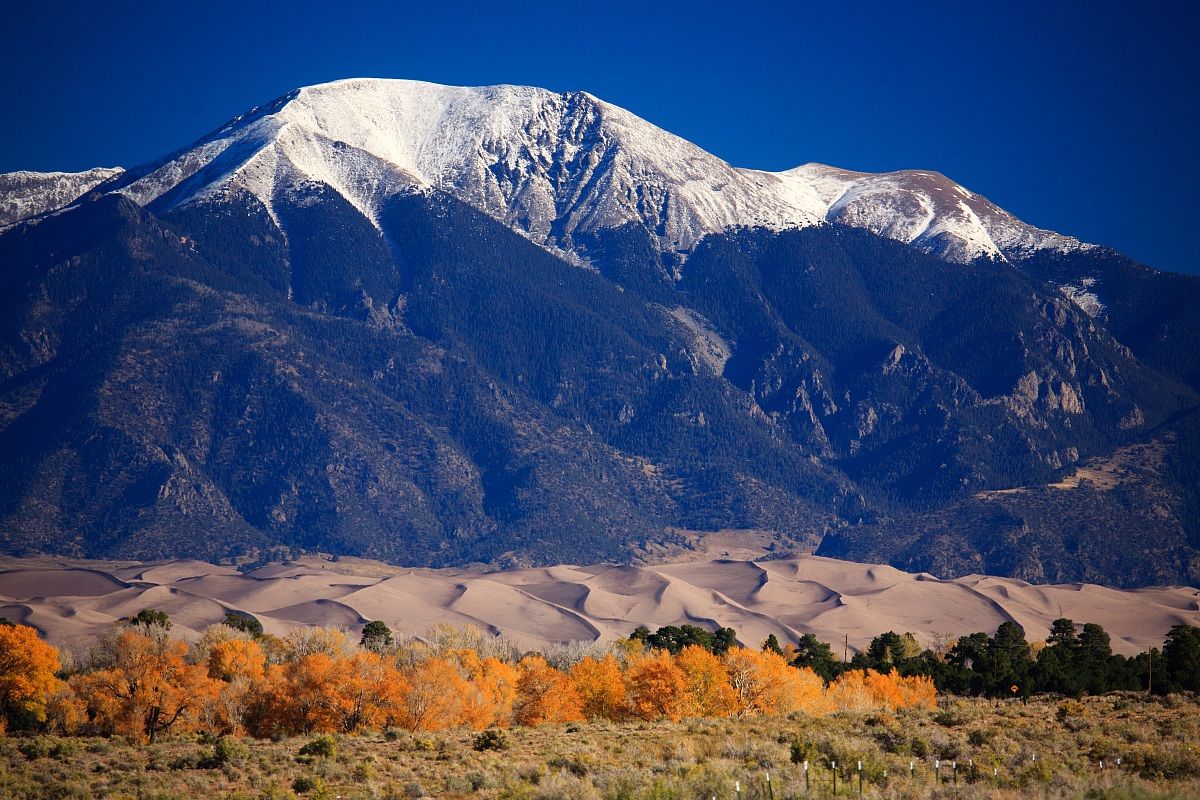 Dune di sabbia e montagne 2