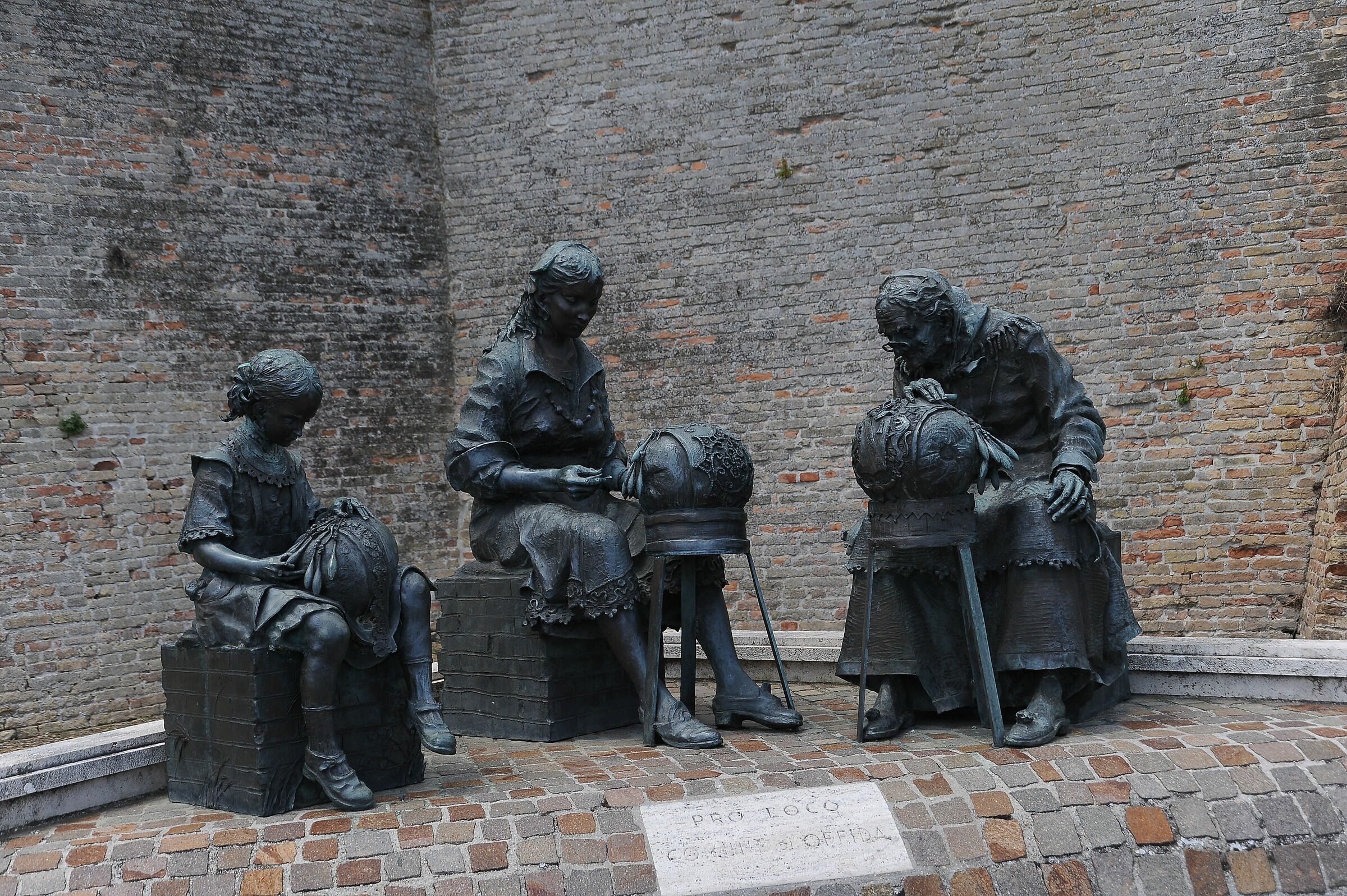 Offida: monumento alle merlettaie