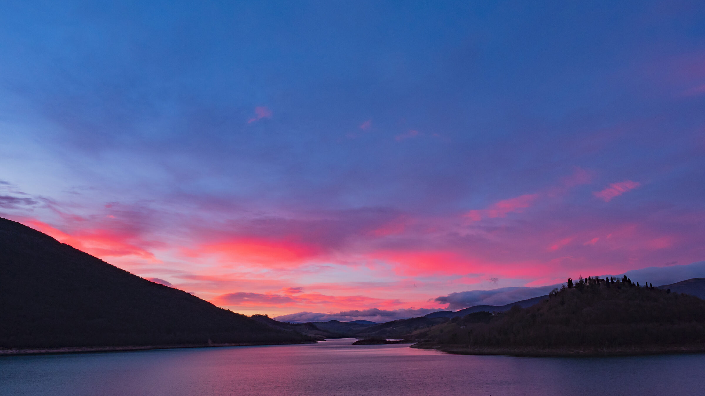 Laghi e poi campi, poi l'alba era viola. Lago di Cingol