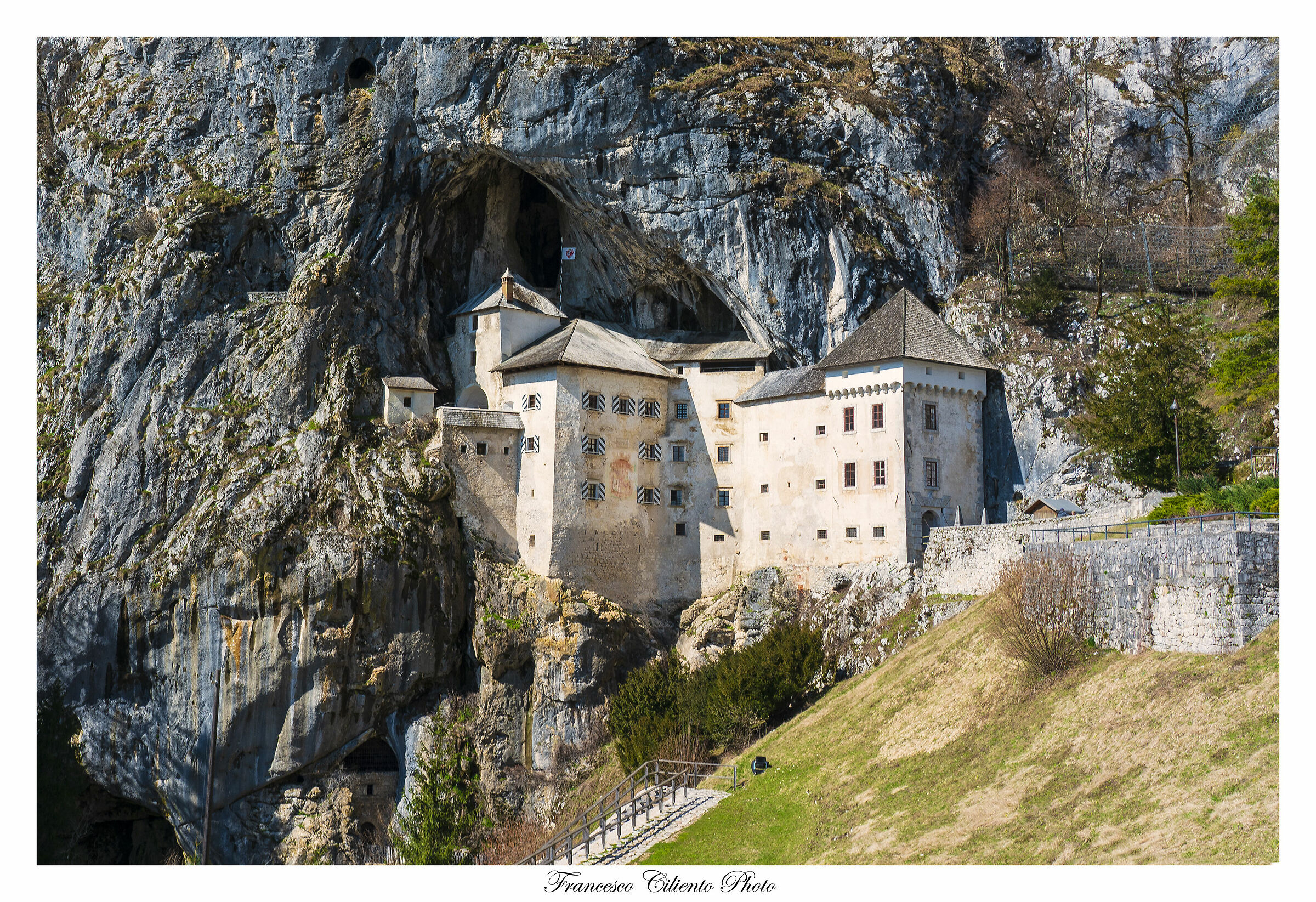 Castello di Lueghi o  Grad Predjama (in Sloveno).