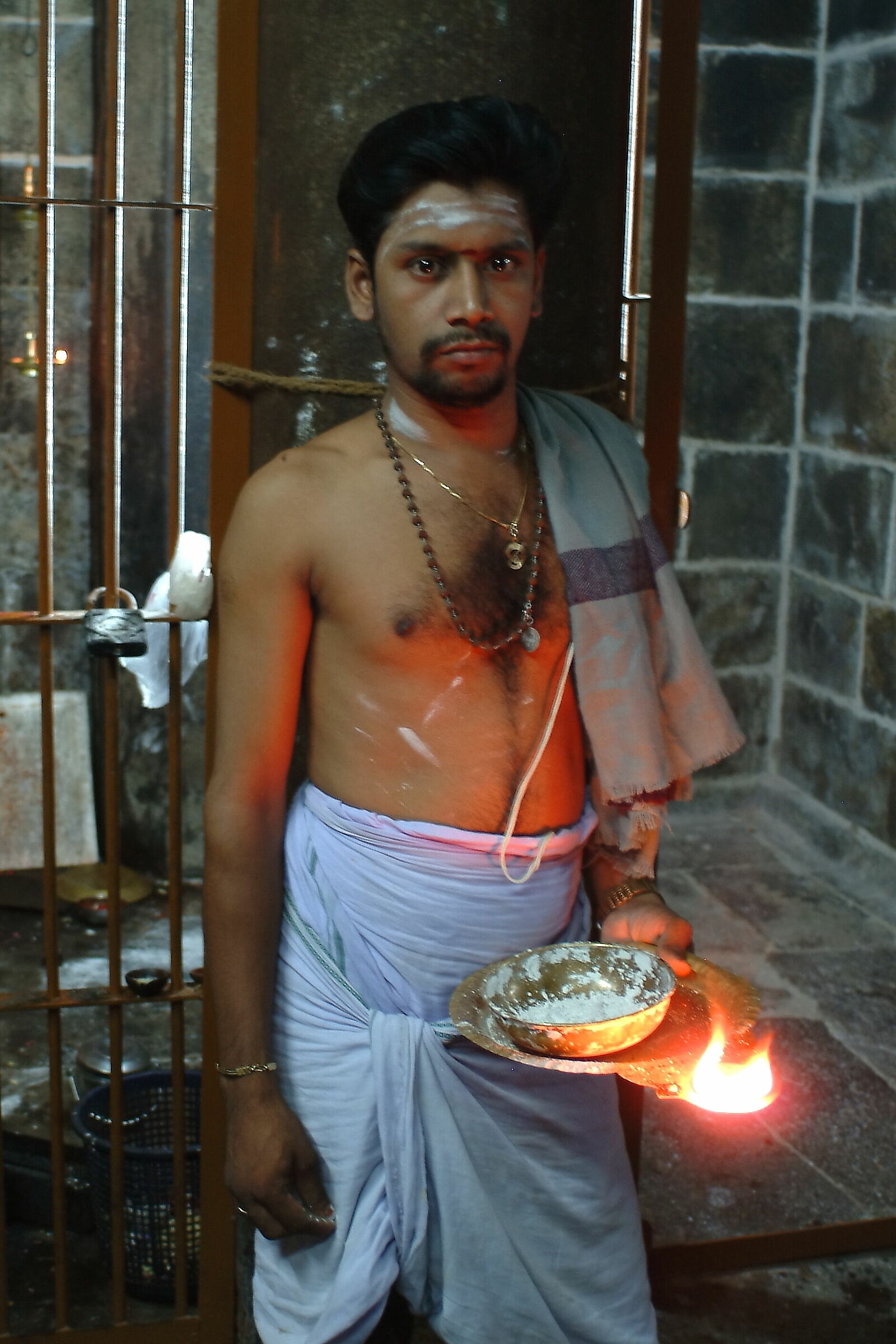 Bramino nel tempio di Airavateshvara, India