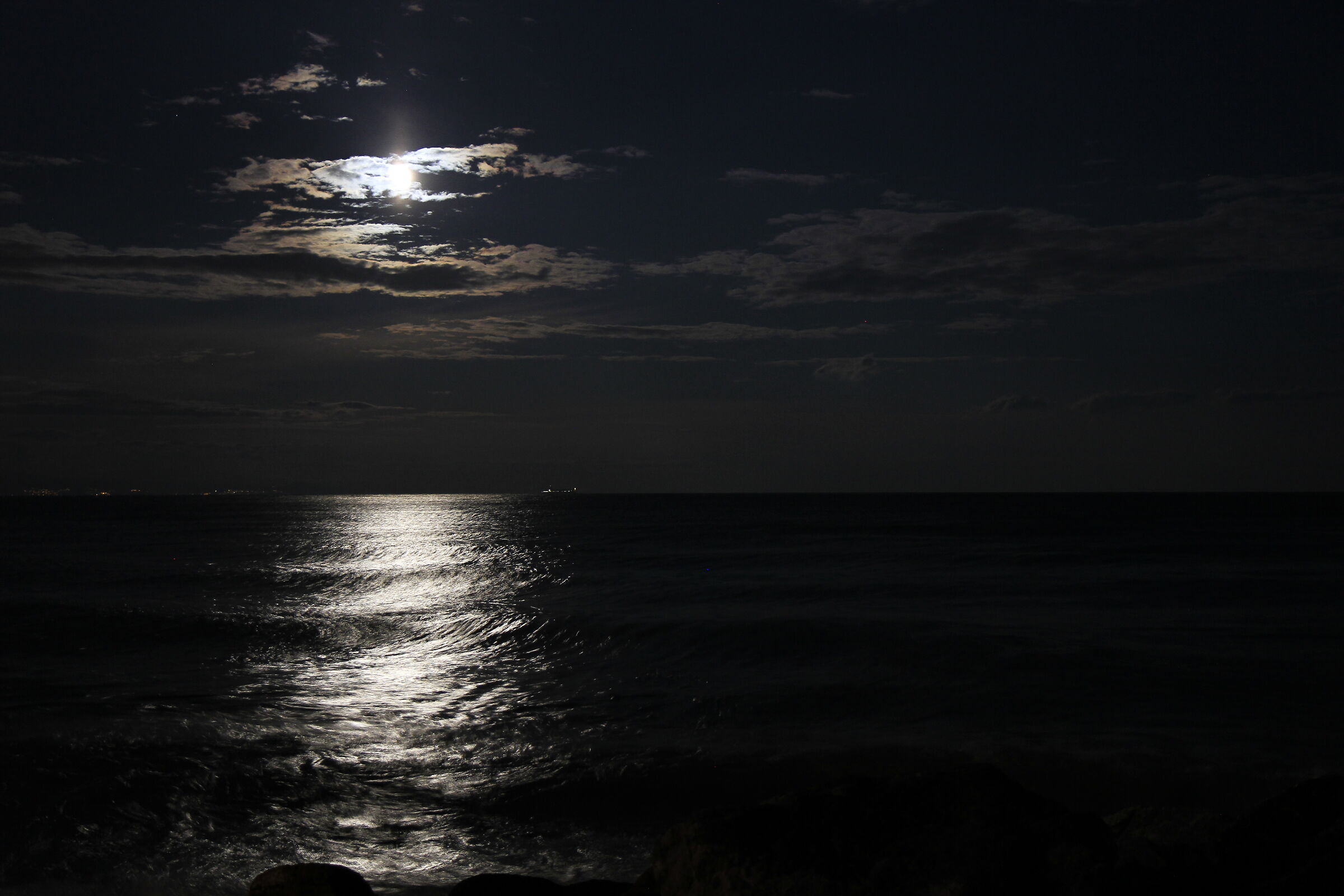 La luna gioca a nascondino
