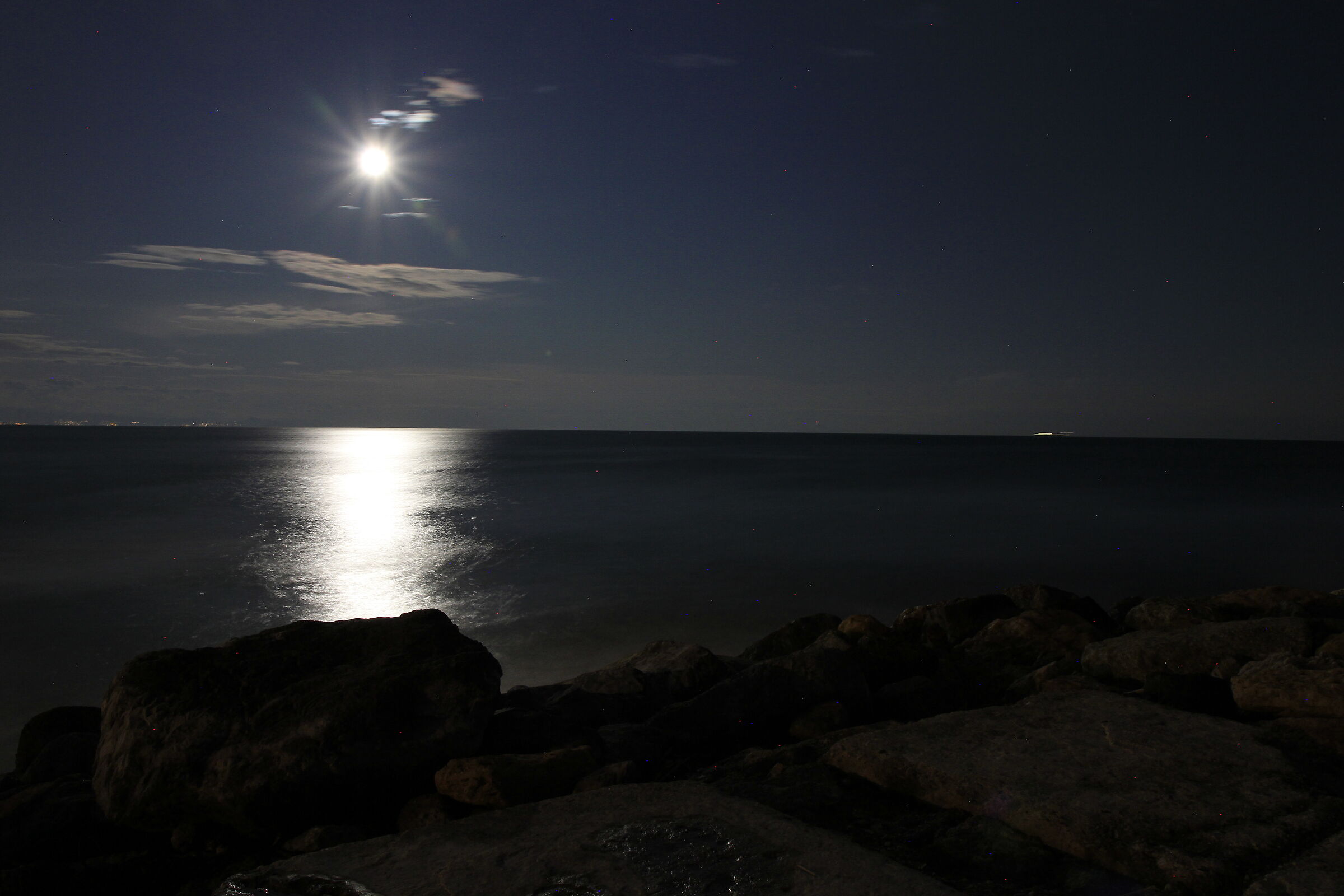 La luna sul mare