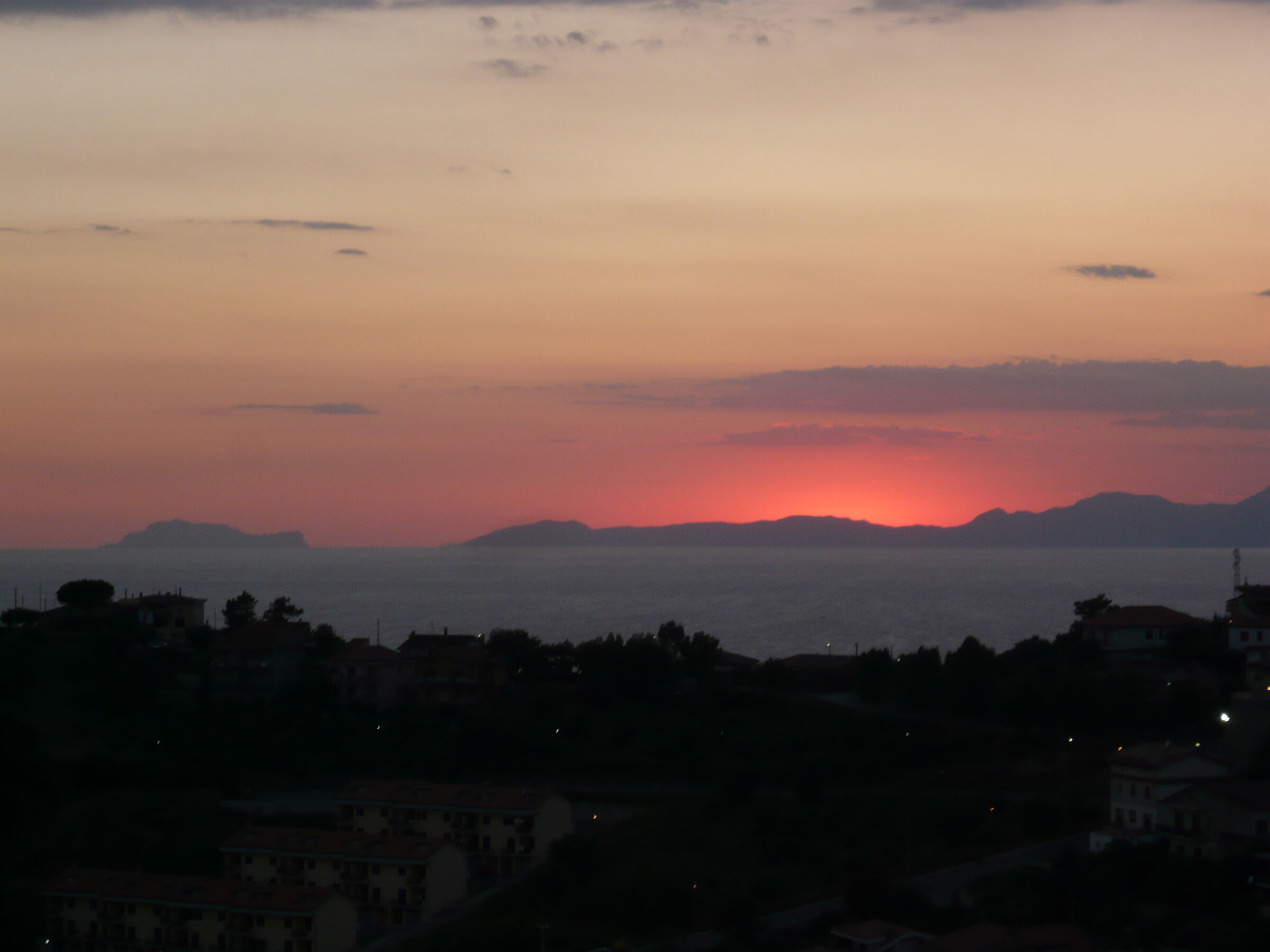 Vista su Capri e Penisola sorrrentina al tramonto