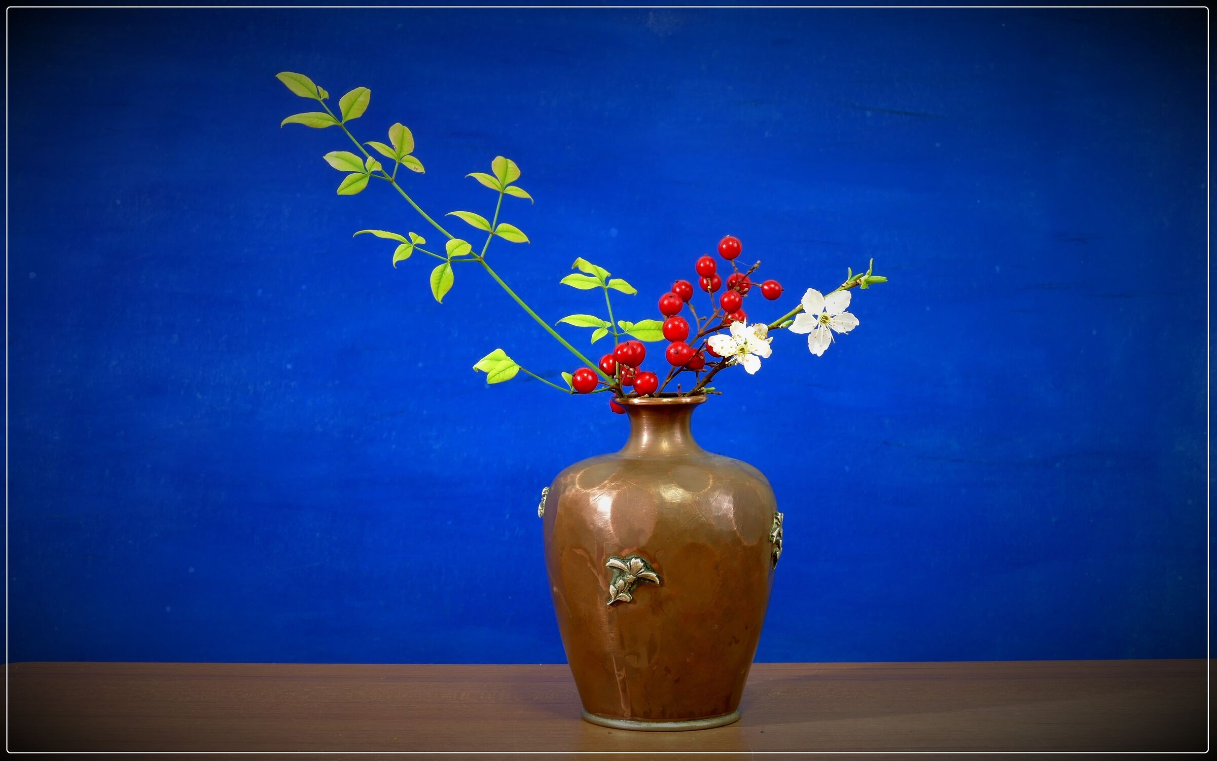 Composizione con vaso - bianco/rosso/verde -