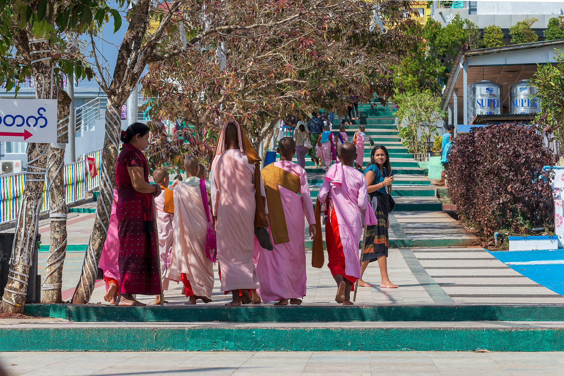 Suore buddiste alla Pagoda Kyaiktiyo "Golden rock"