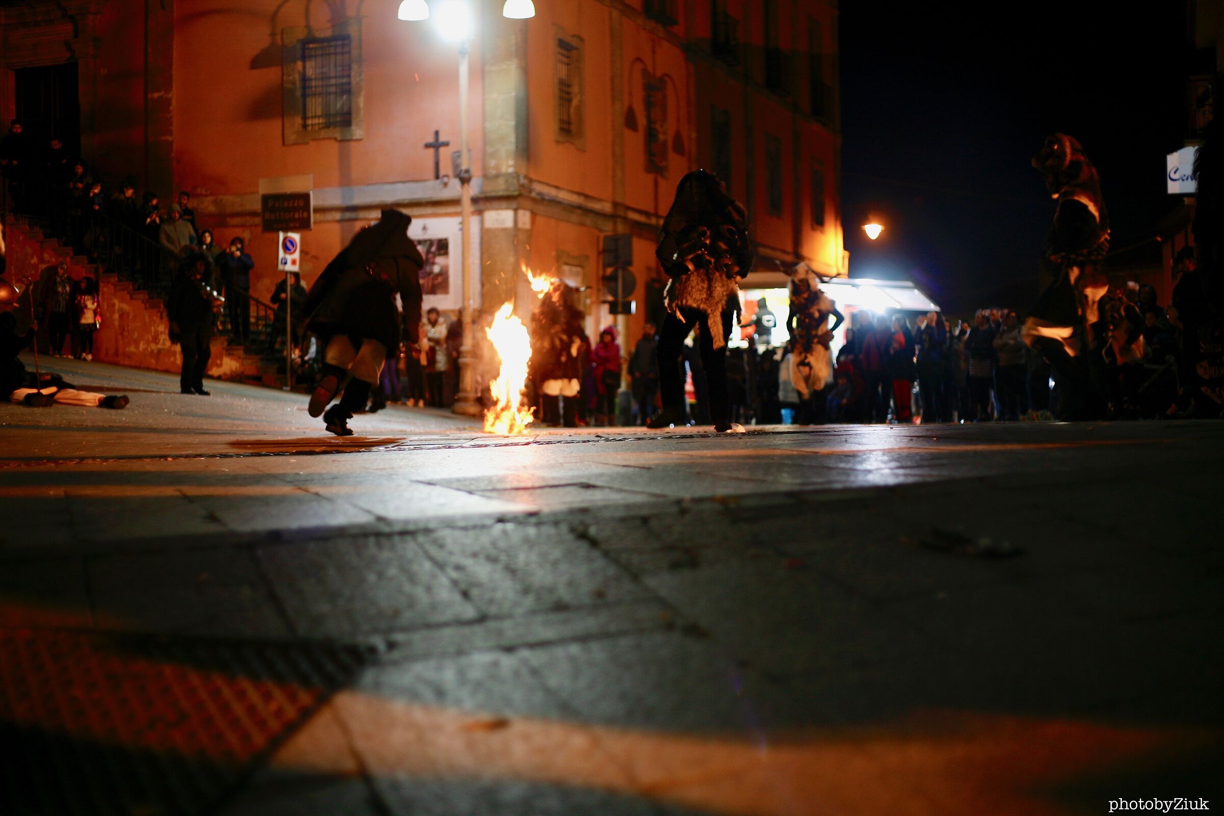 Misticità, fuoco, morte e danza