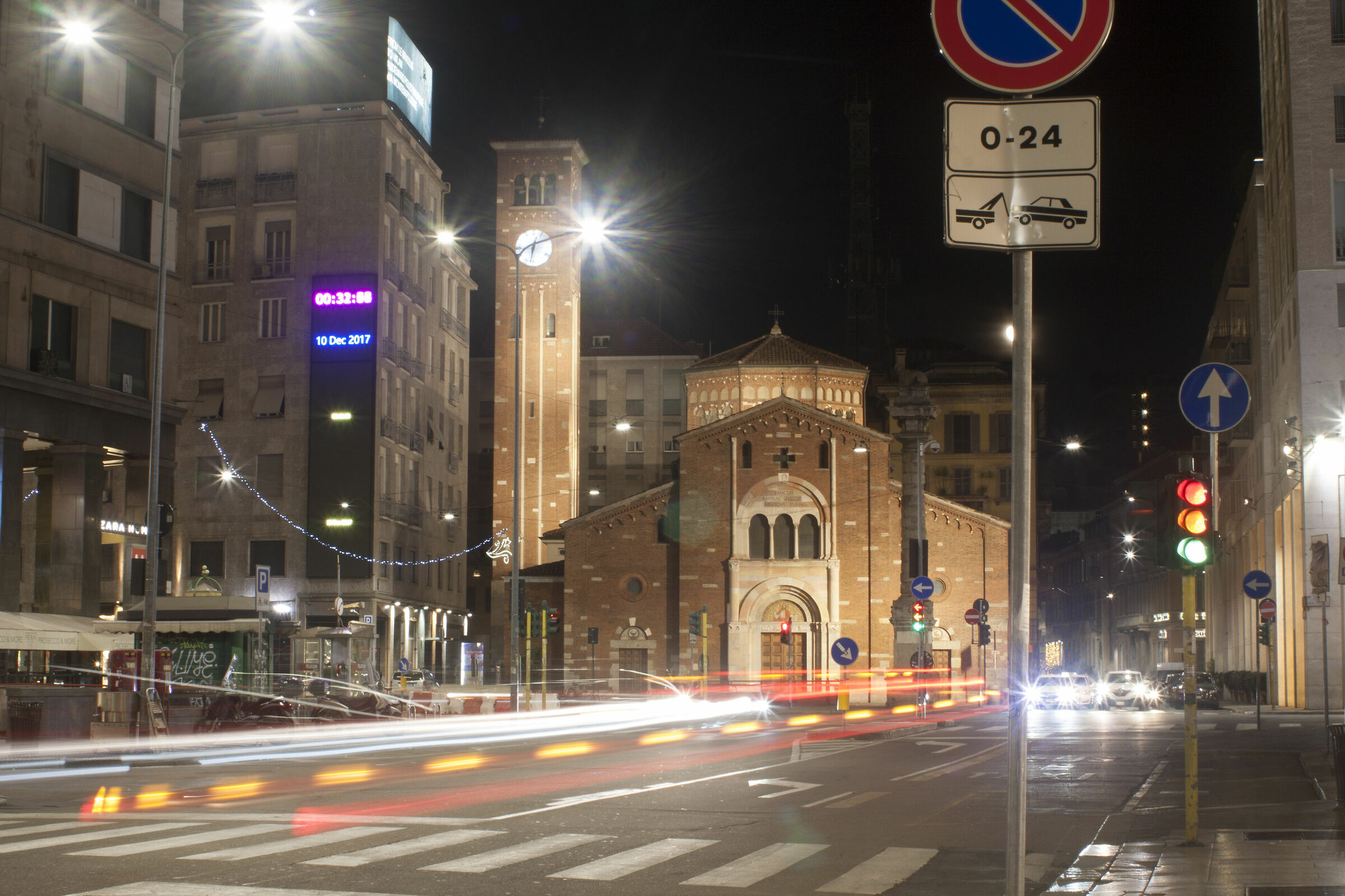 Guarda Milano di notte
