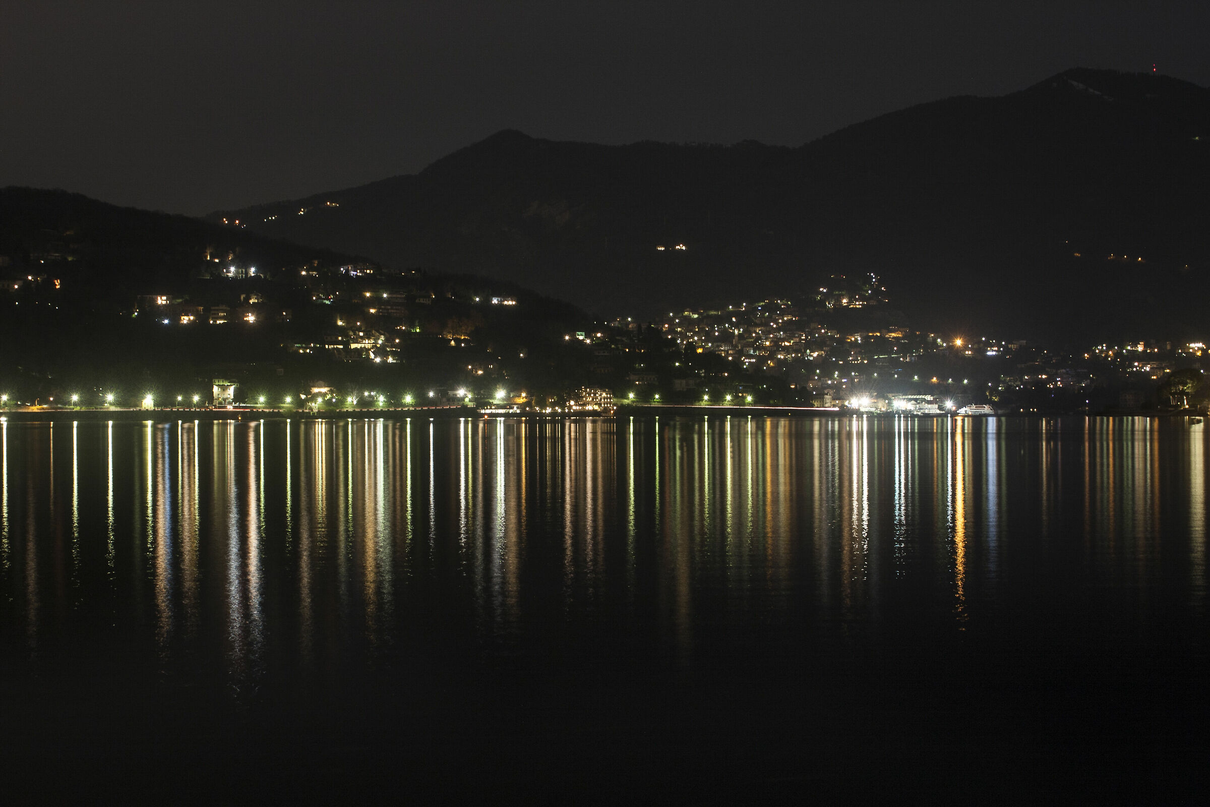 Watch Como at night
