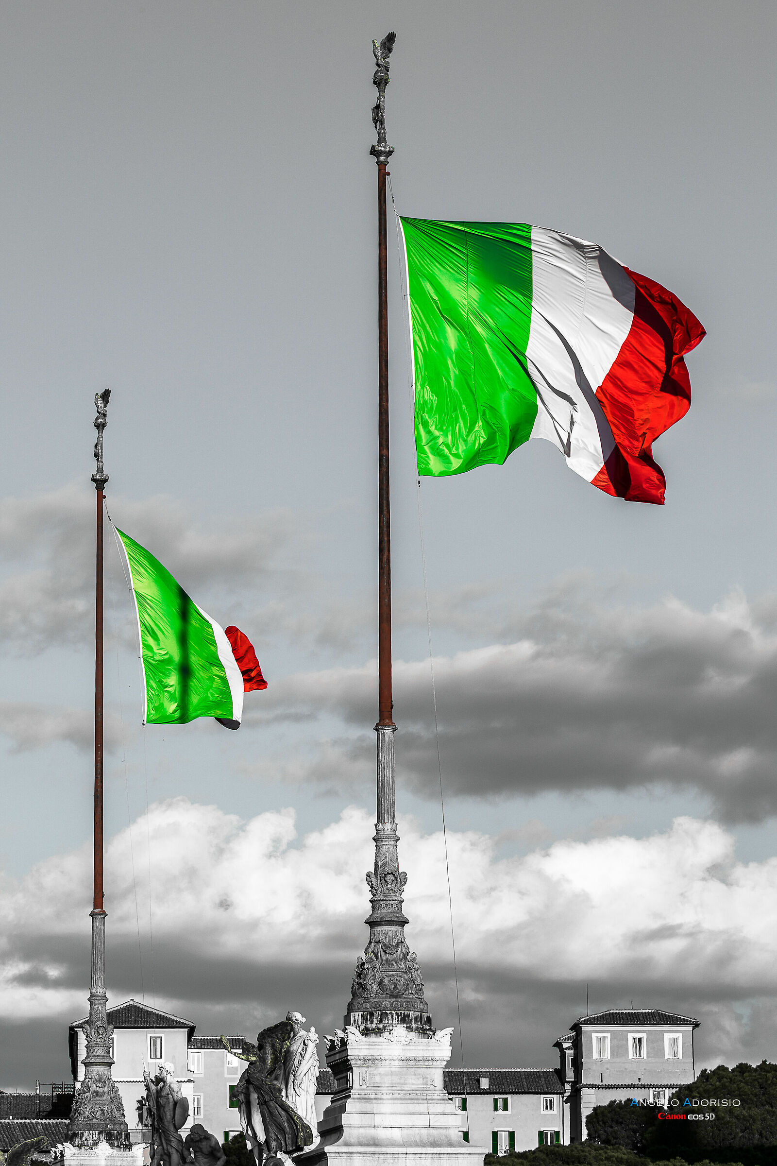 Il nostro tricolore sventola sull'Altare della Patria