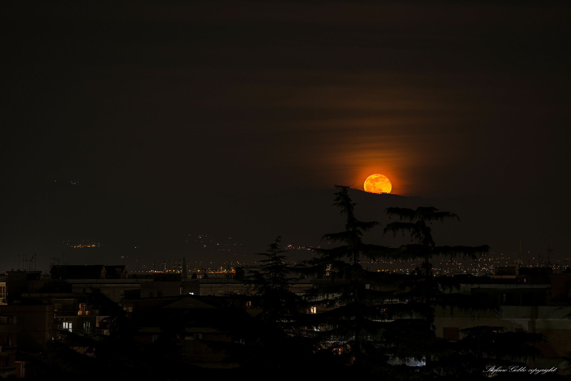 Luna che nasce su roma