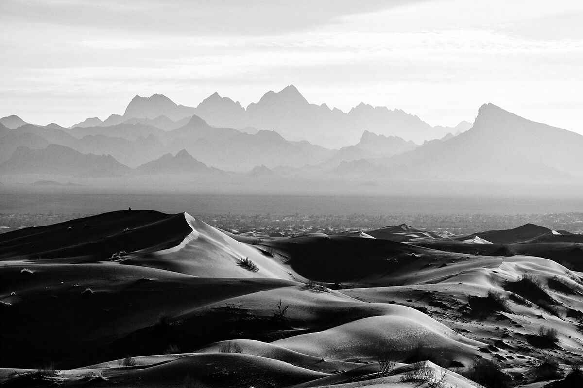 il deserto Dasht-e kavir con la catena dei monti Zagros