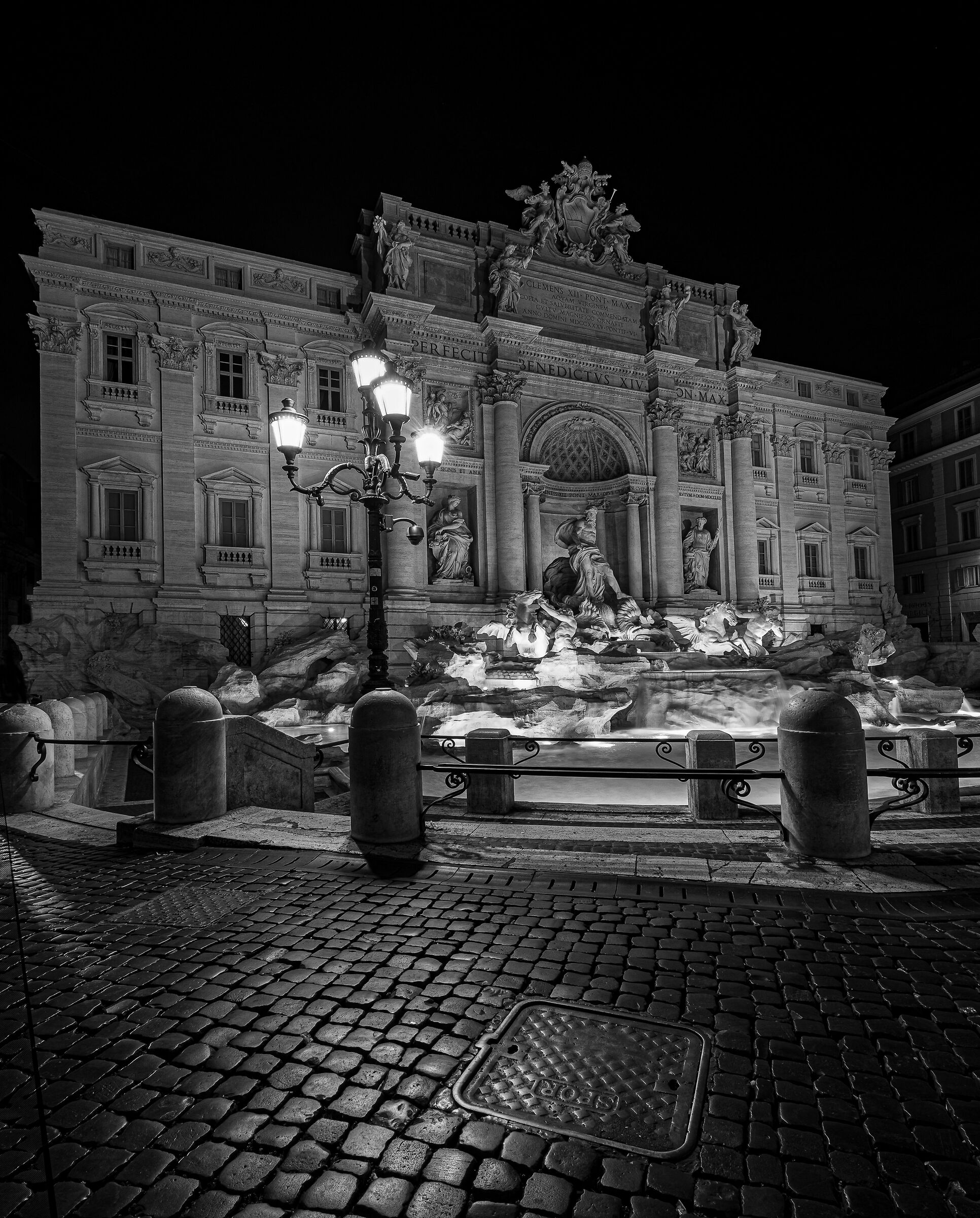 fontana di trevi B/N