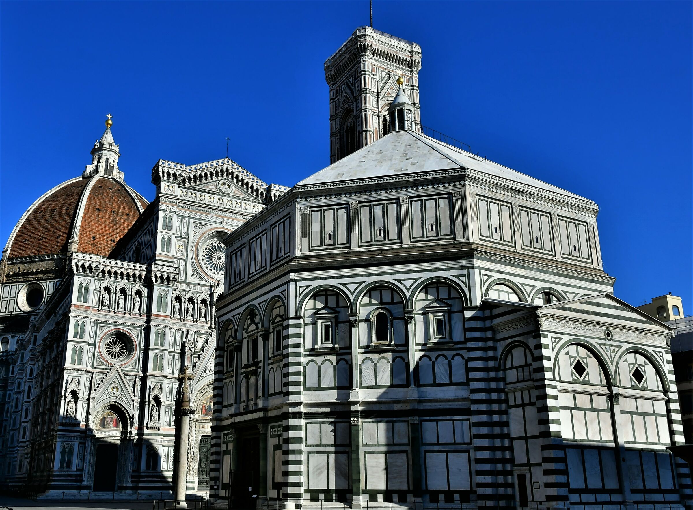 piazza duomo con battistero a firenze.