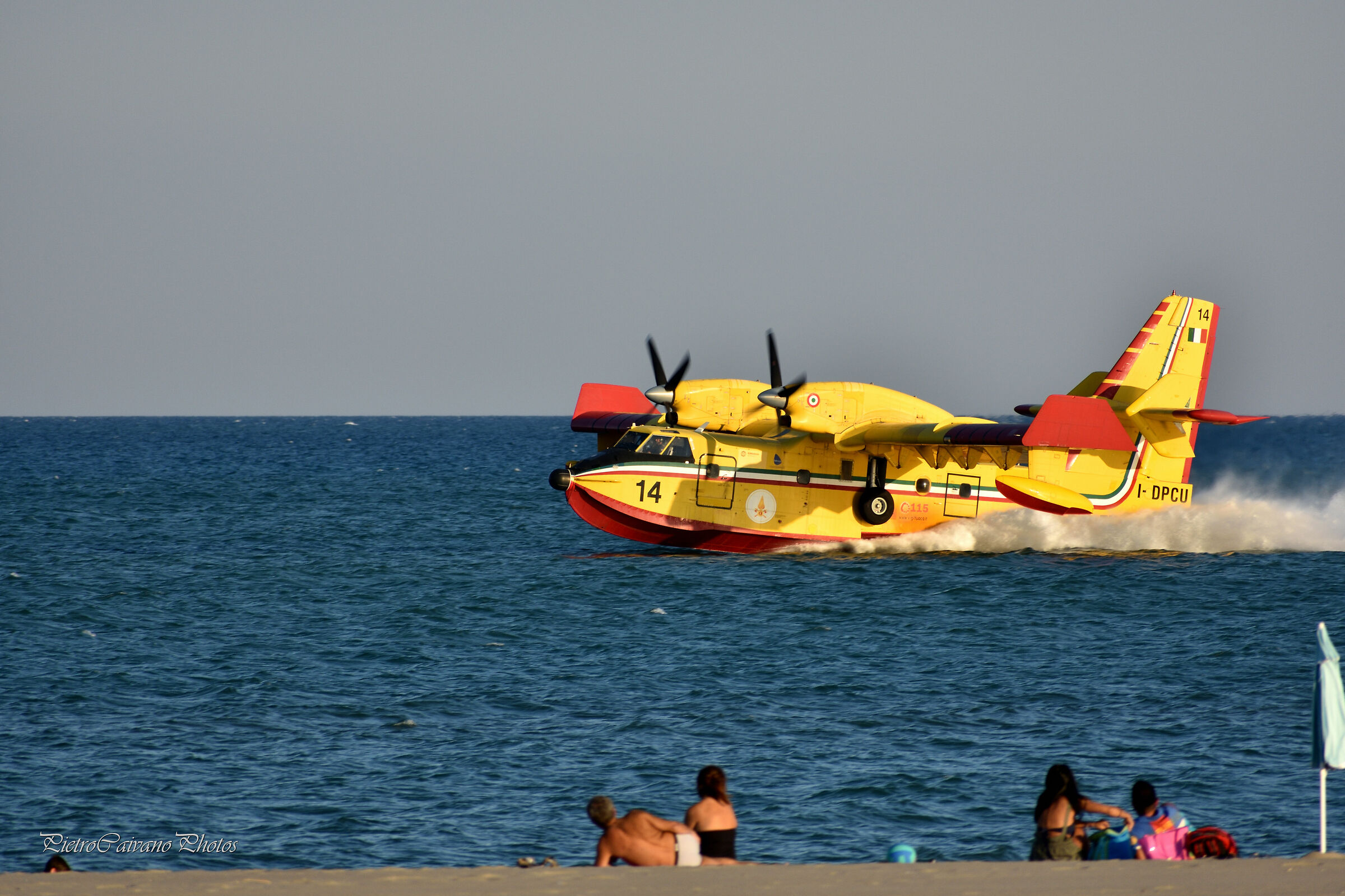 Canadair in riva al mare