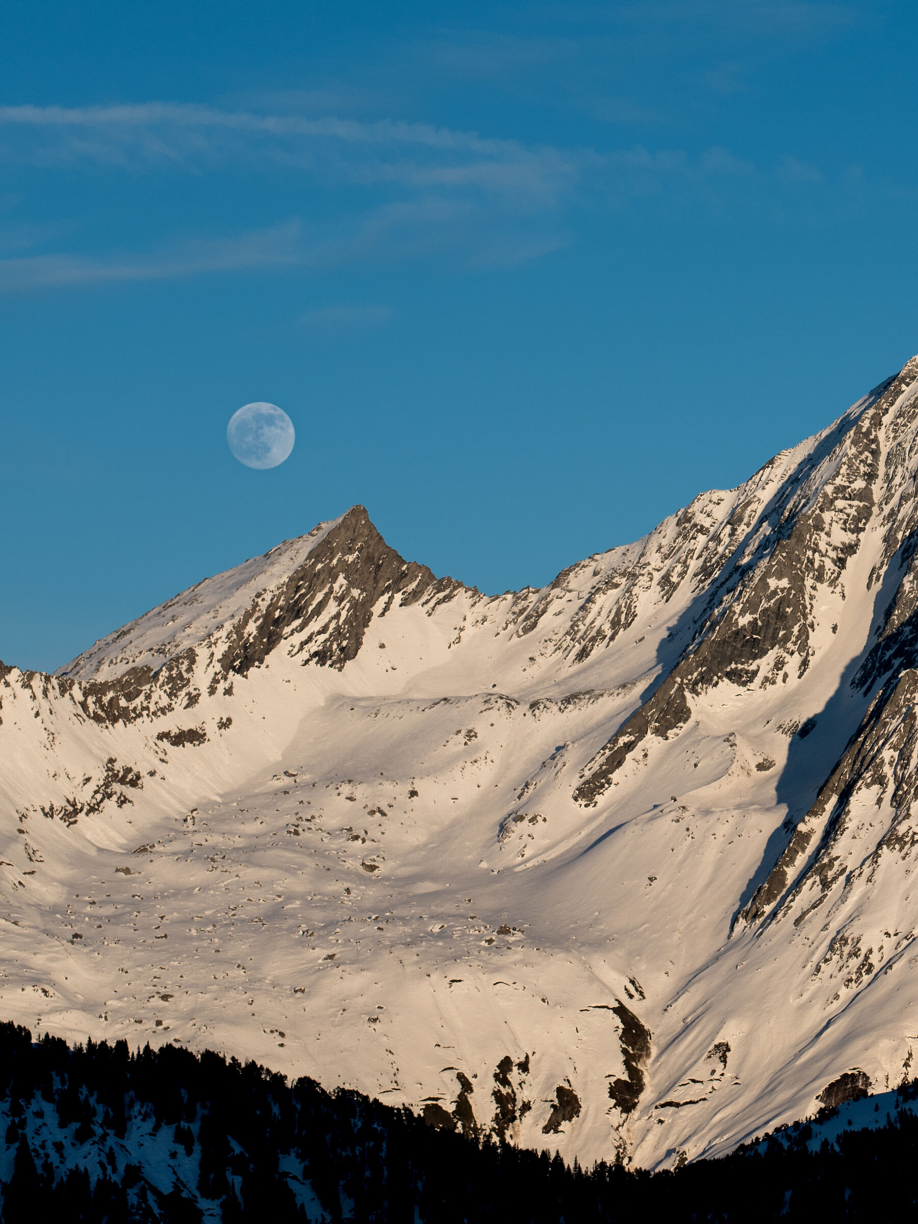 La luna sulle Alpi