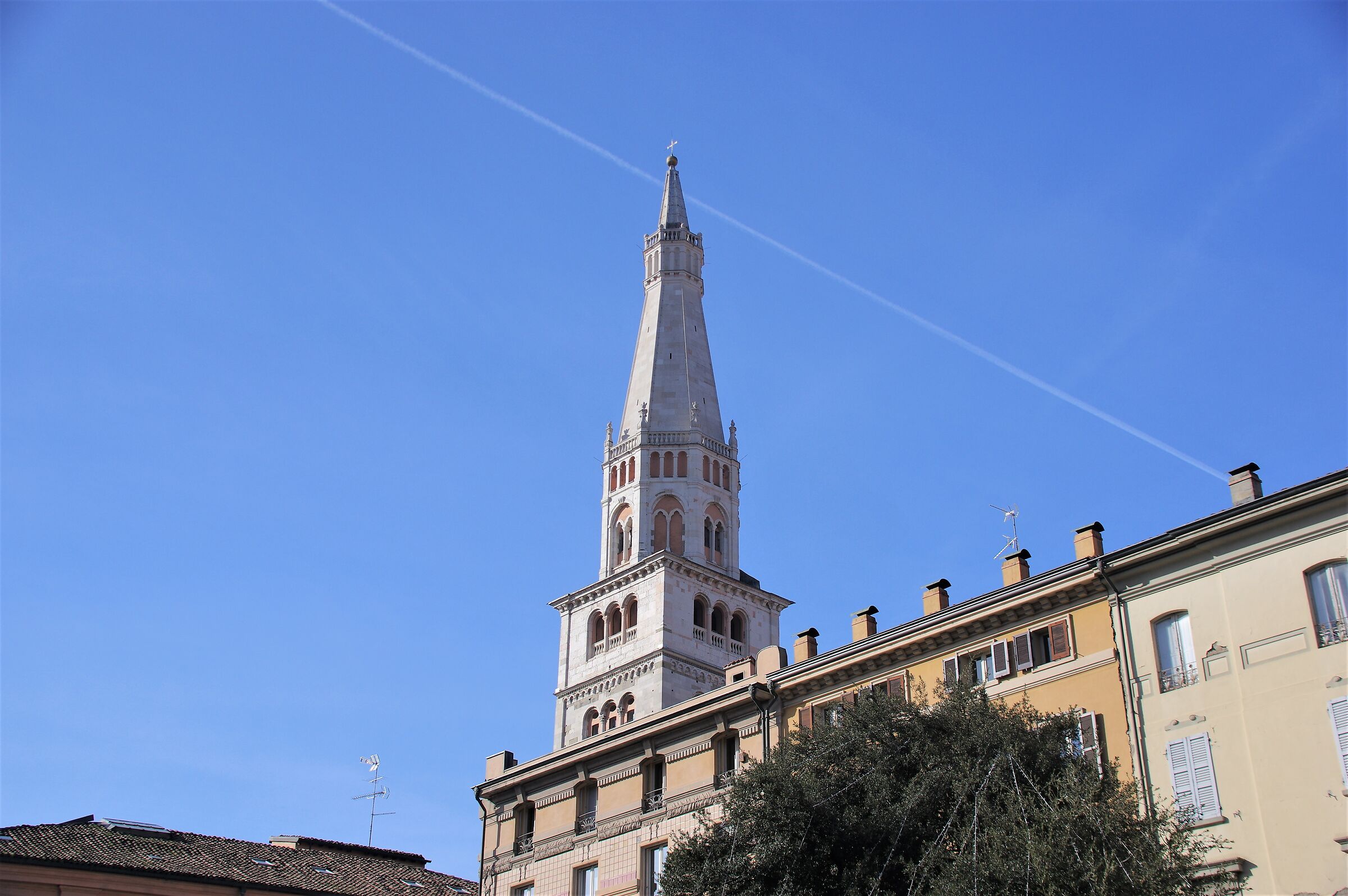 La Ghirlandina from Piazza Mazzini