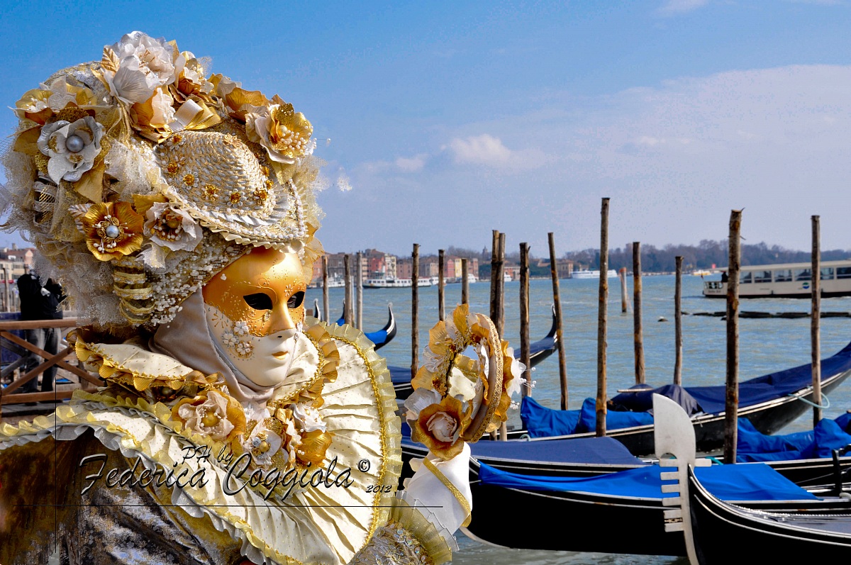 Una maschera e il suo riflesso