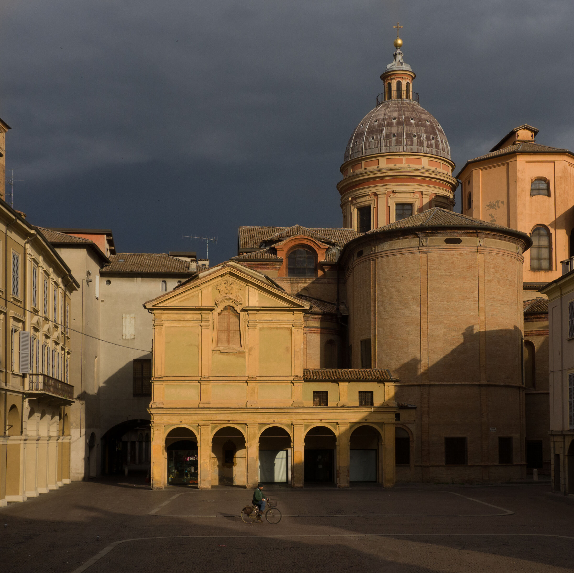 Piazza deserta all'alba
