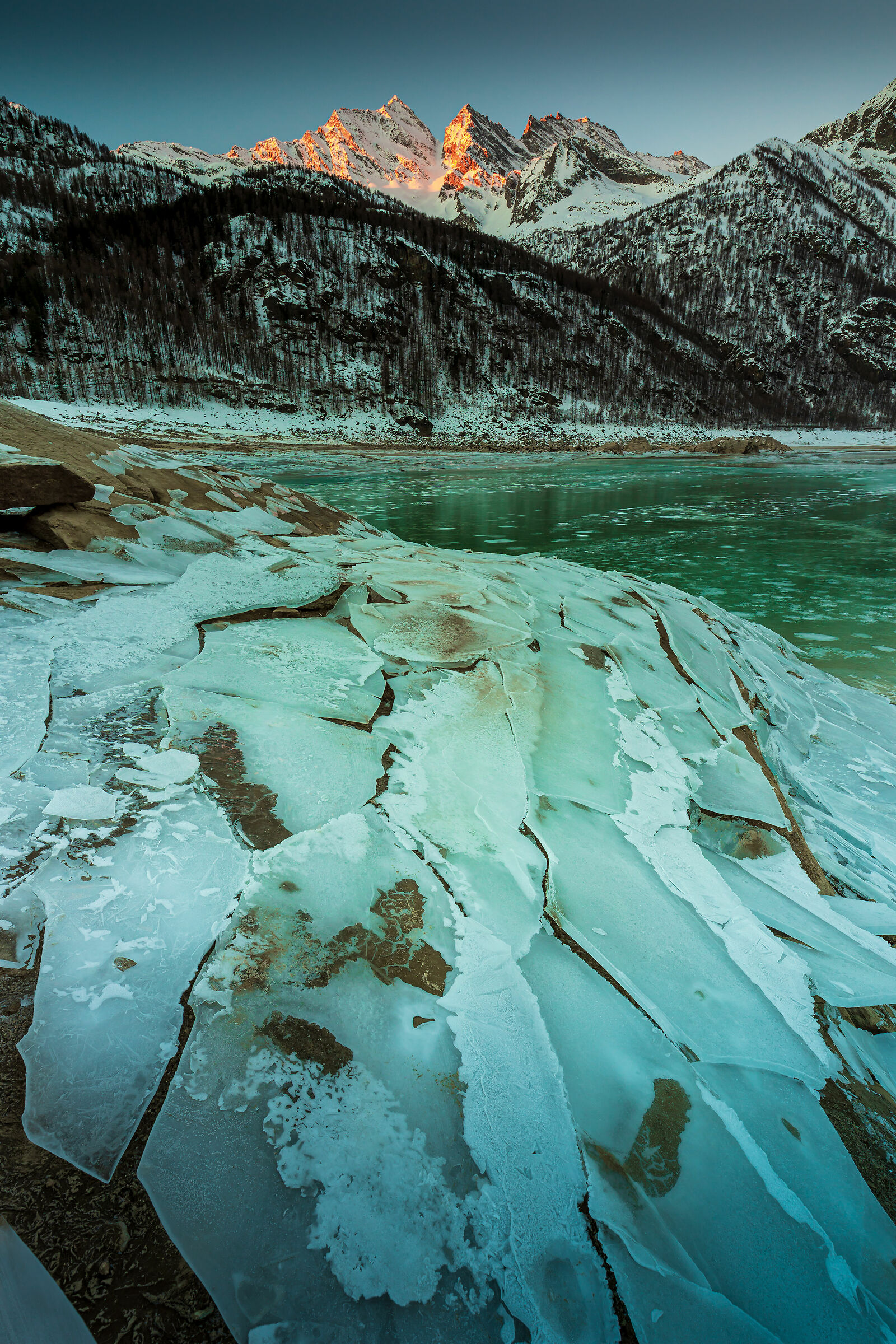 Il lago di Ceresole Reale ghiacciato