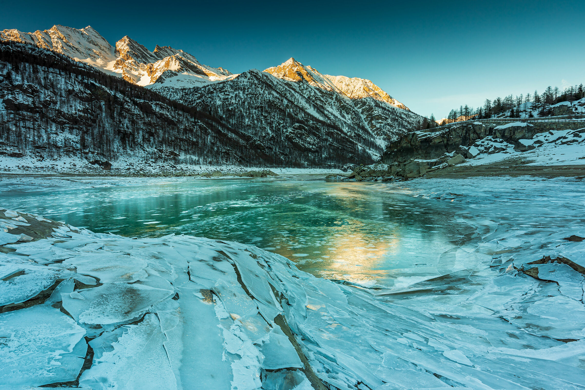 The frozen Royal Ceresole Lake