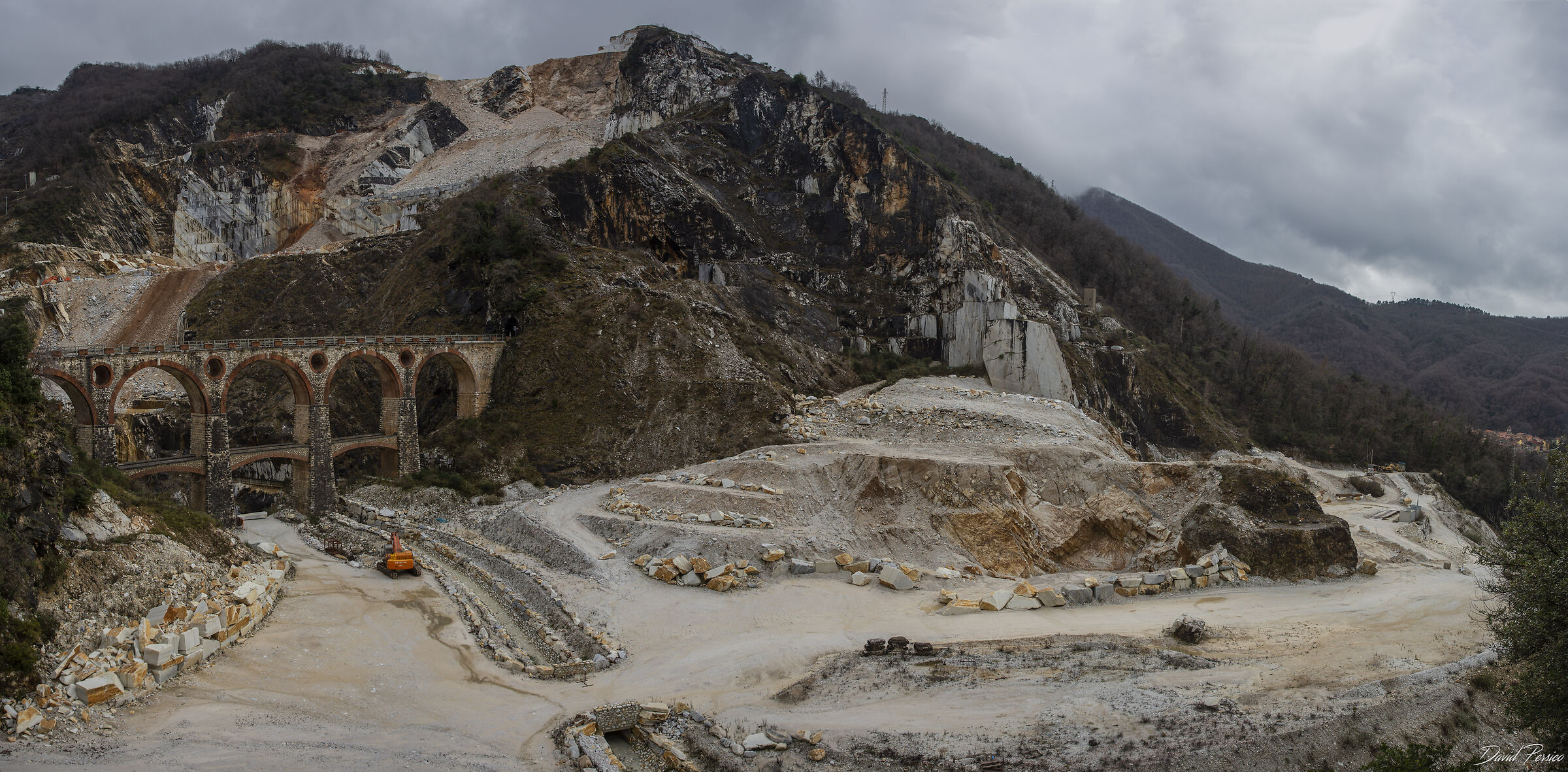 Panoramica su came di marmo di Carrara