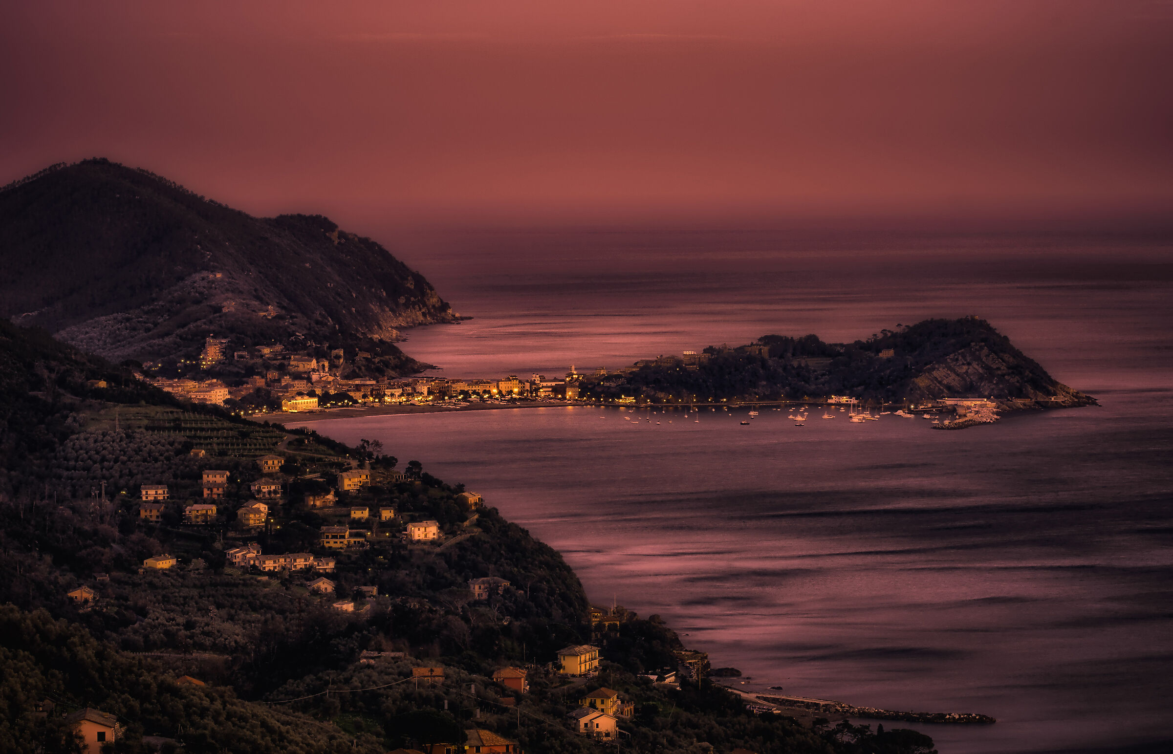 Sestri Levante ..sospesa in un triste tramonto