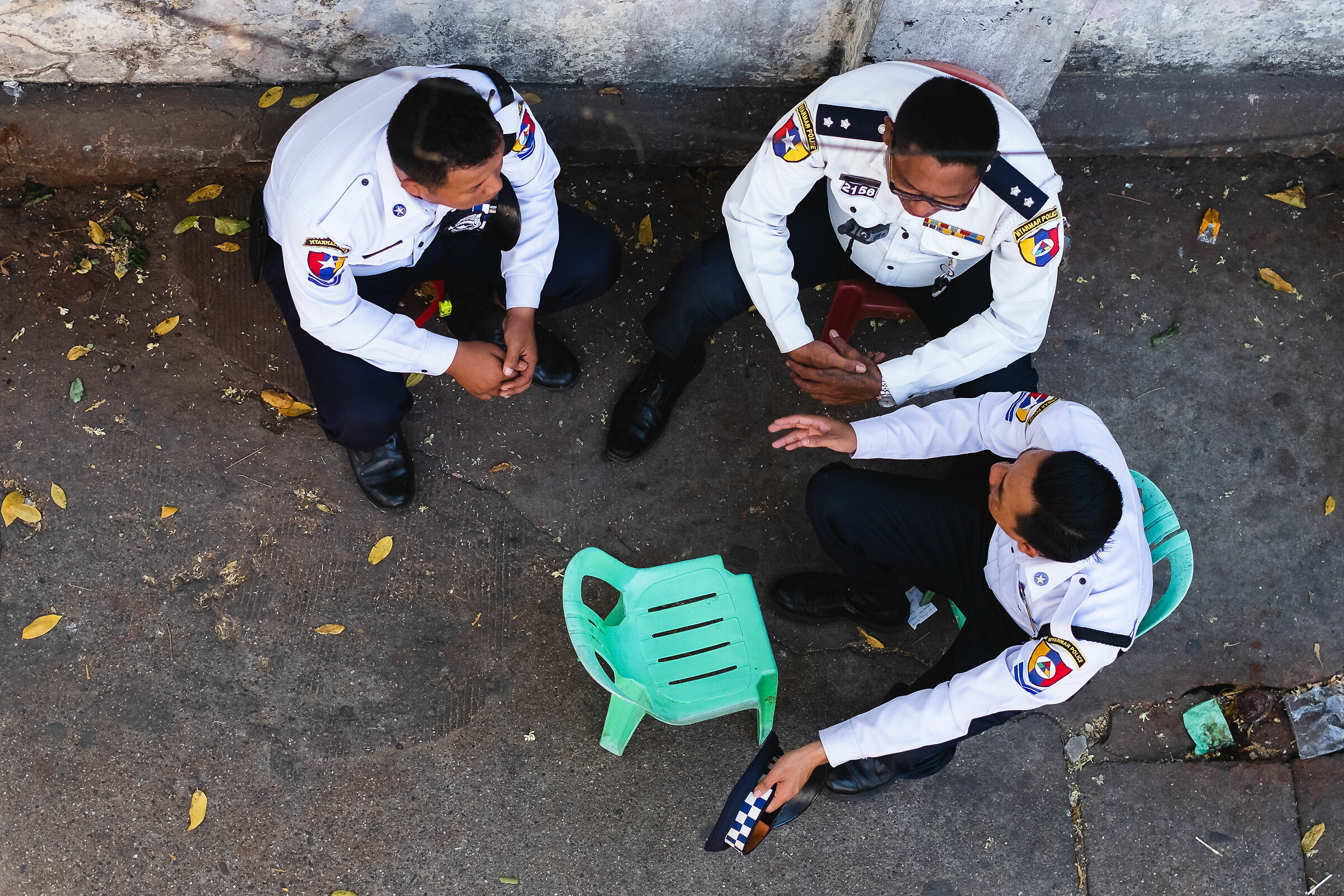 A spasso per Yangon, poliziotti