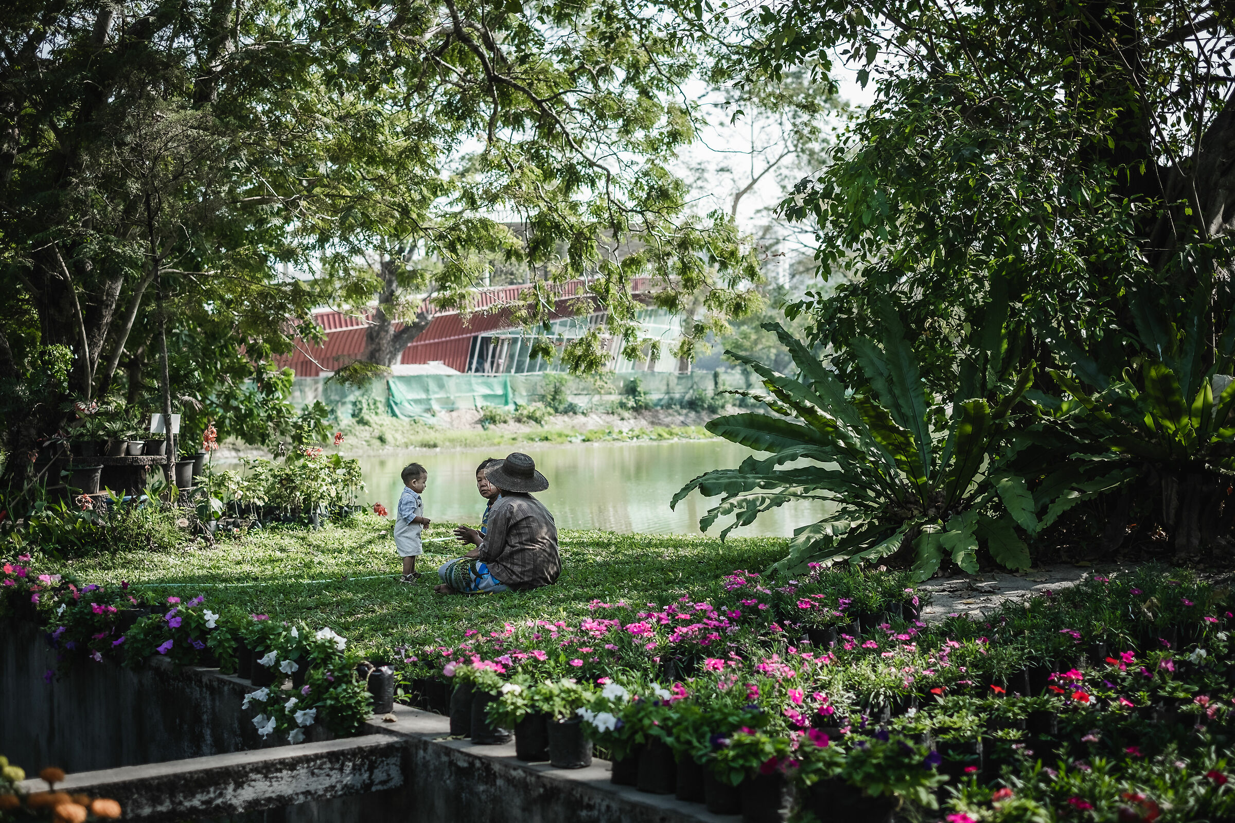 A spasso per Yangon, famiglia al parco
