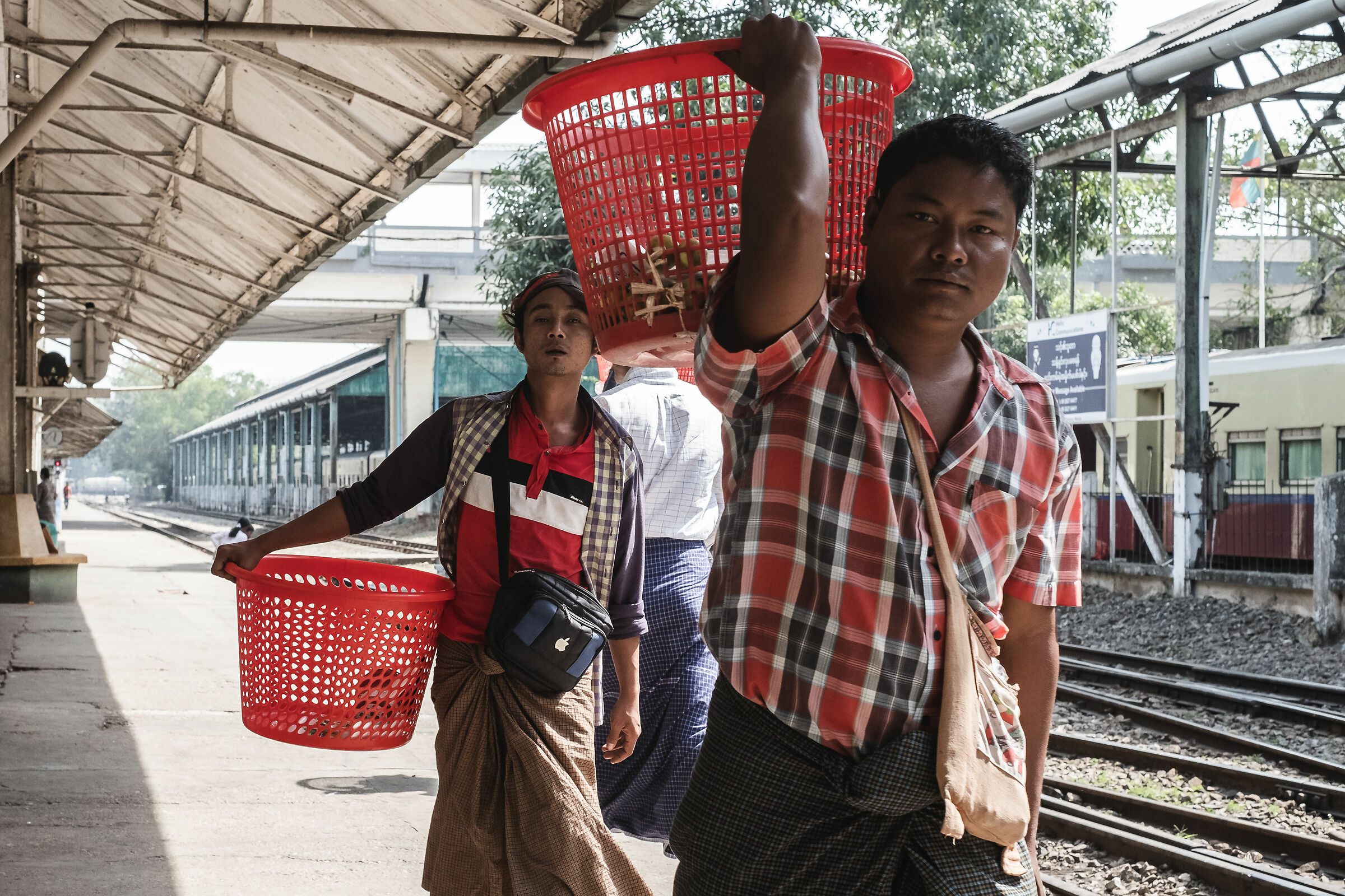 A spasso per Yangon, lavoratoriiii...