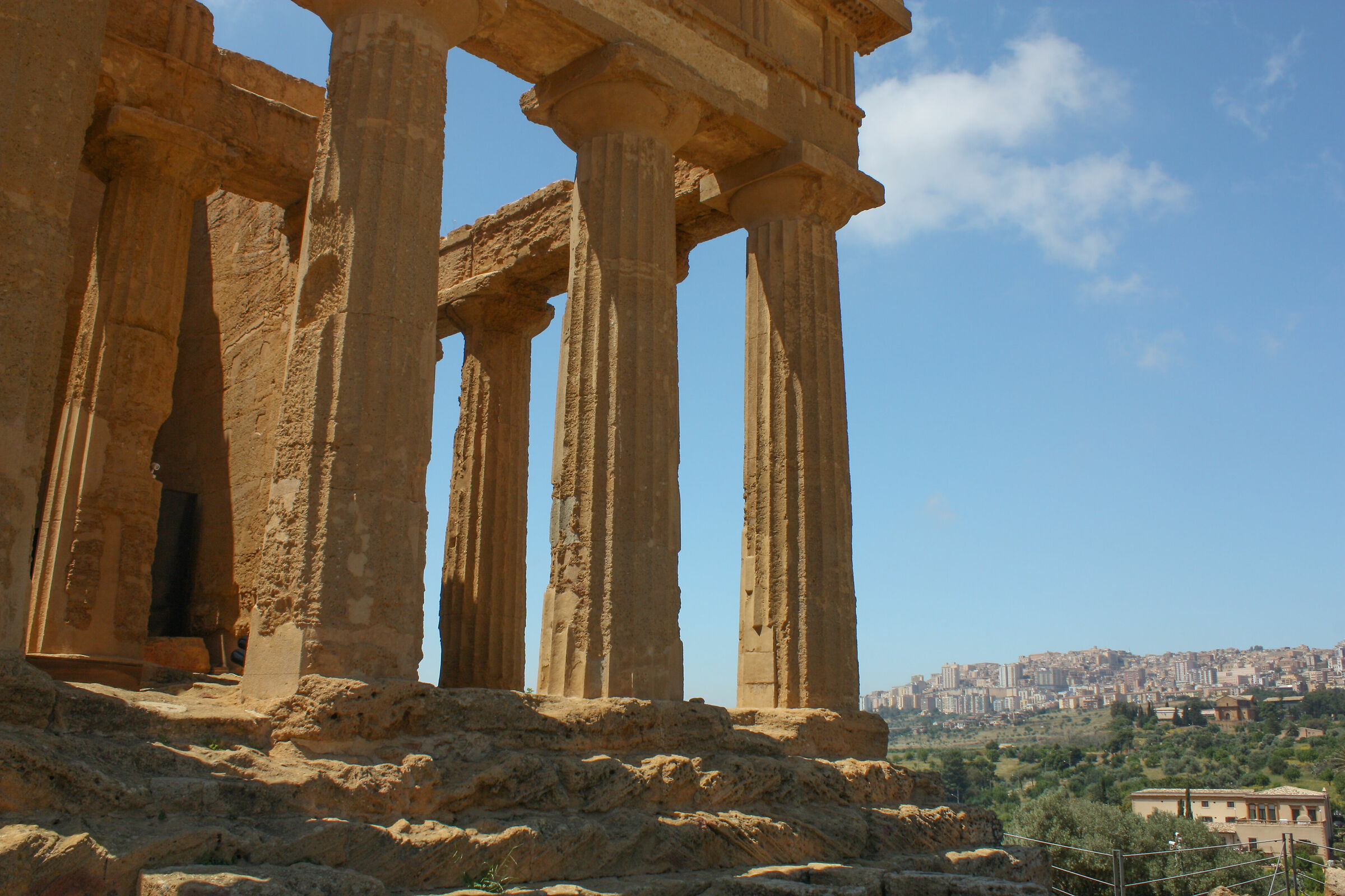 Due diverse civiltà, Valle dei Templi - Agrigento