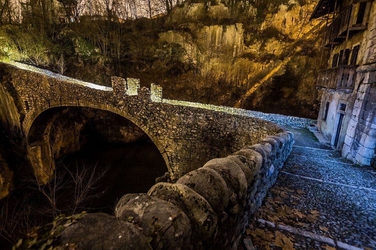 Ponte Attone in notturna