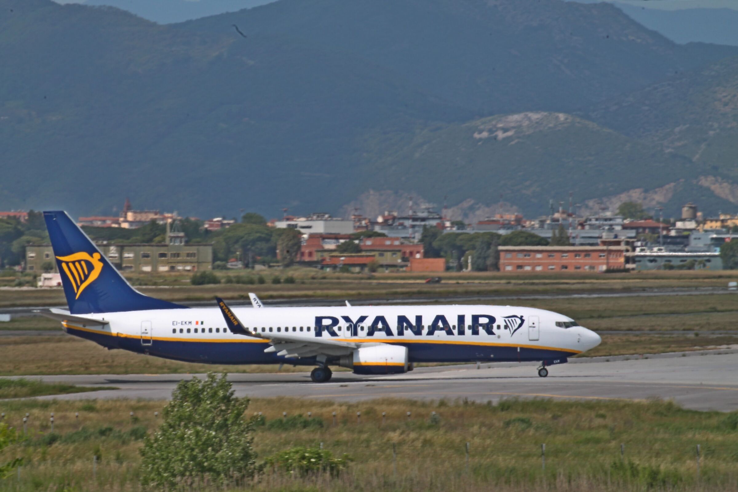 WAITING FOR TAKE-OFF THEY CATCH PISA