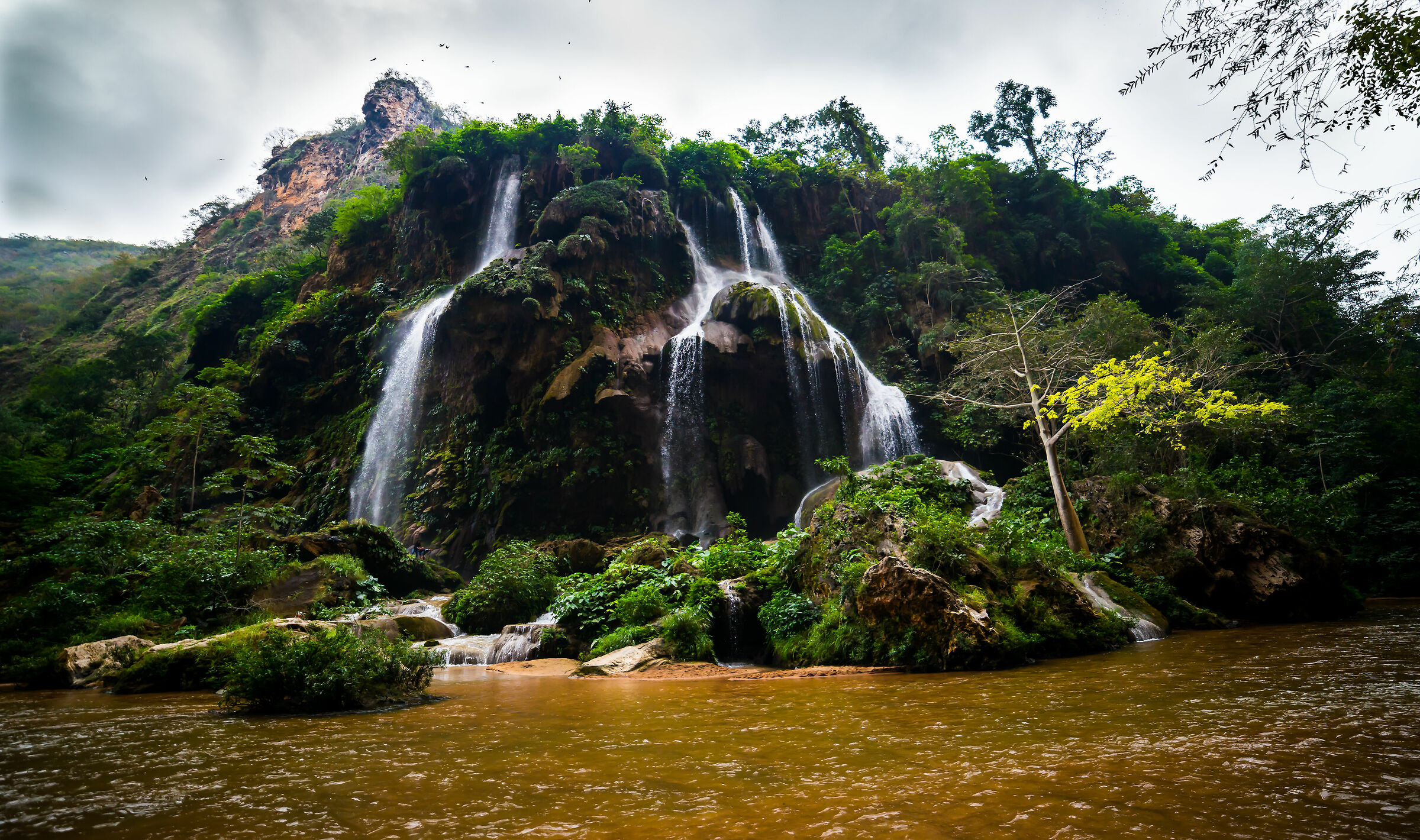 Aguacero waterfall wide