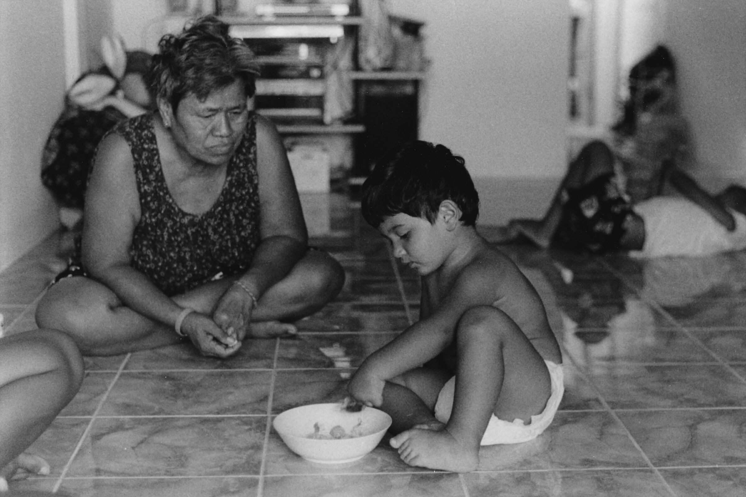 La nonna segue con attenzione il pronipote.